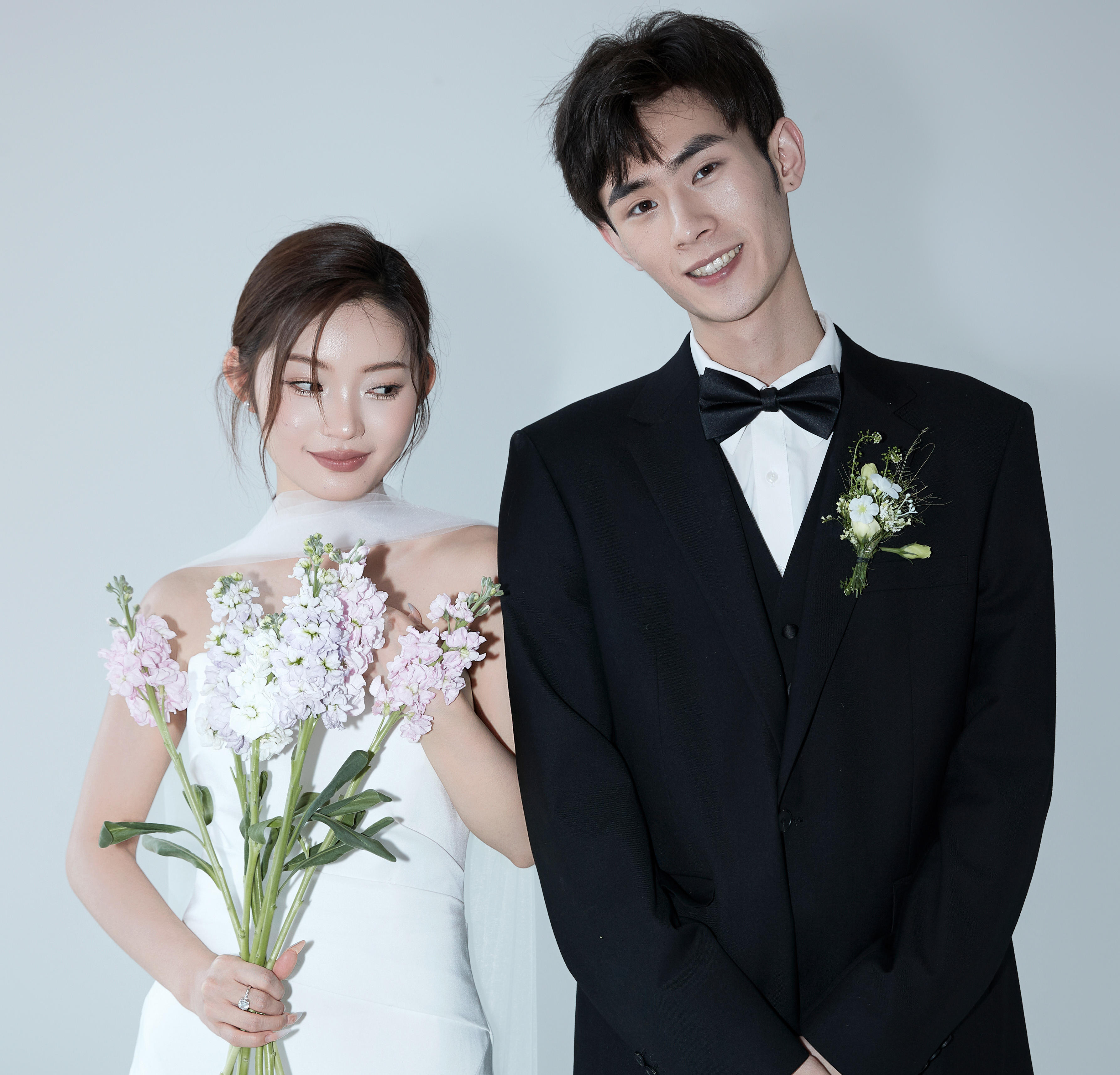  你笑着点亮整个春天，而我们的故事，才刚刚翻开序