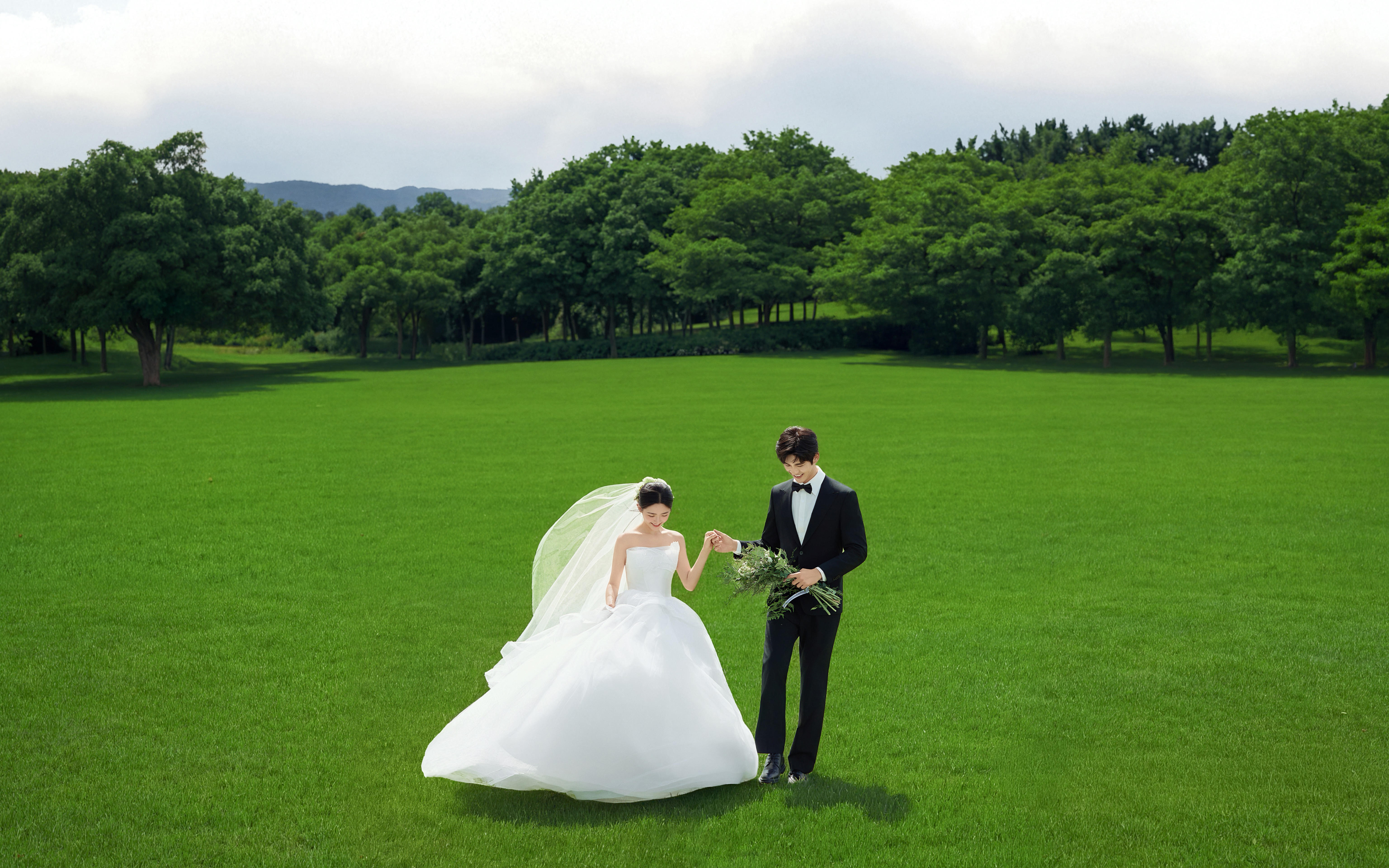 00后惊艳朋友圈的治愈系草坪婚纱照