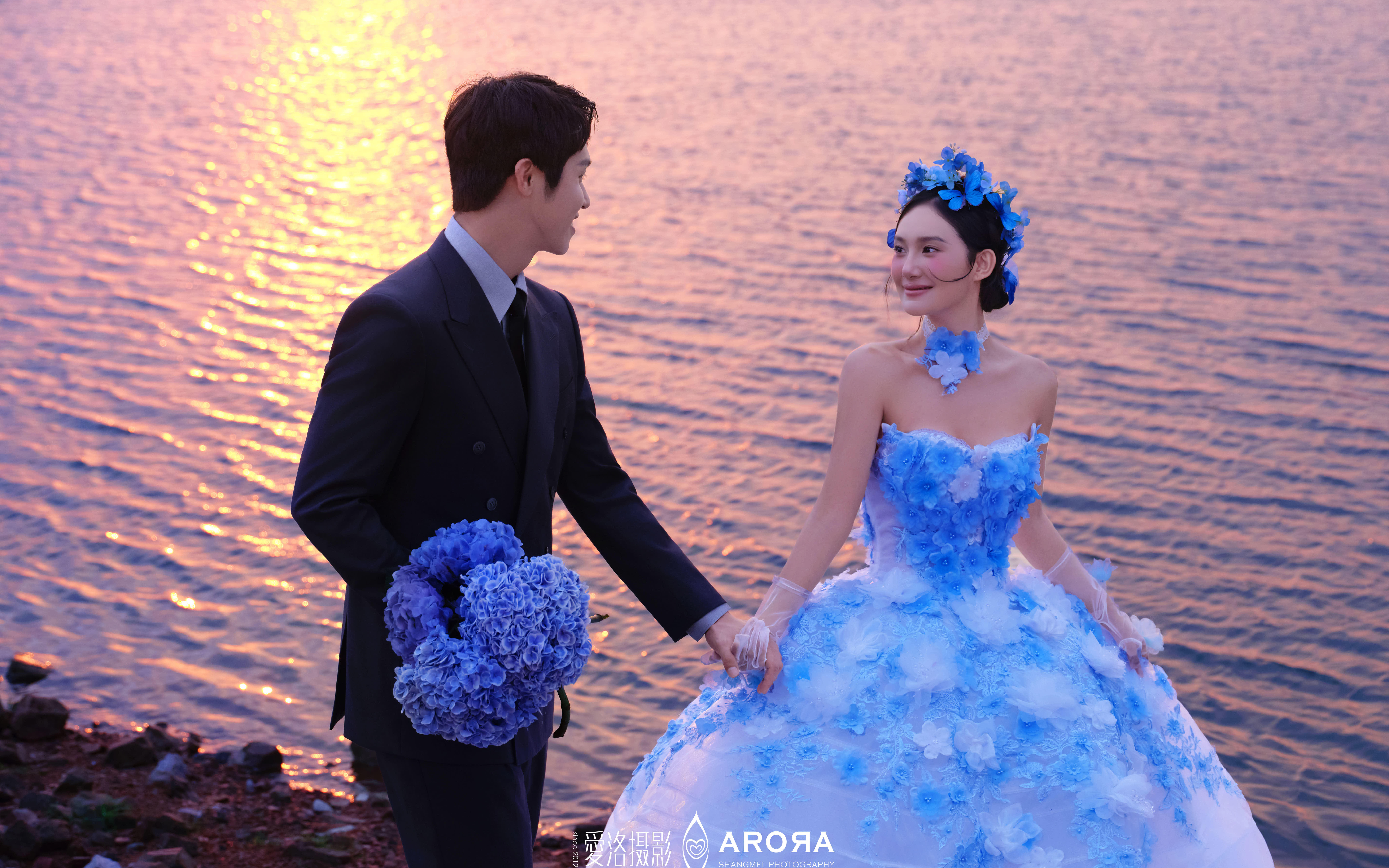 夕阳海畔，蓝系婚照镌刻永恒爱意
