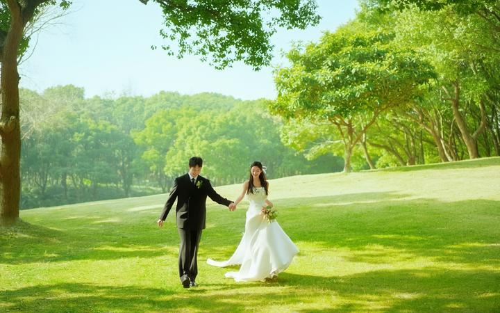 满满生命力的草坪森系婚纱照