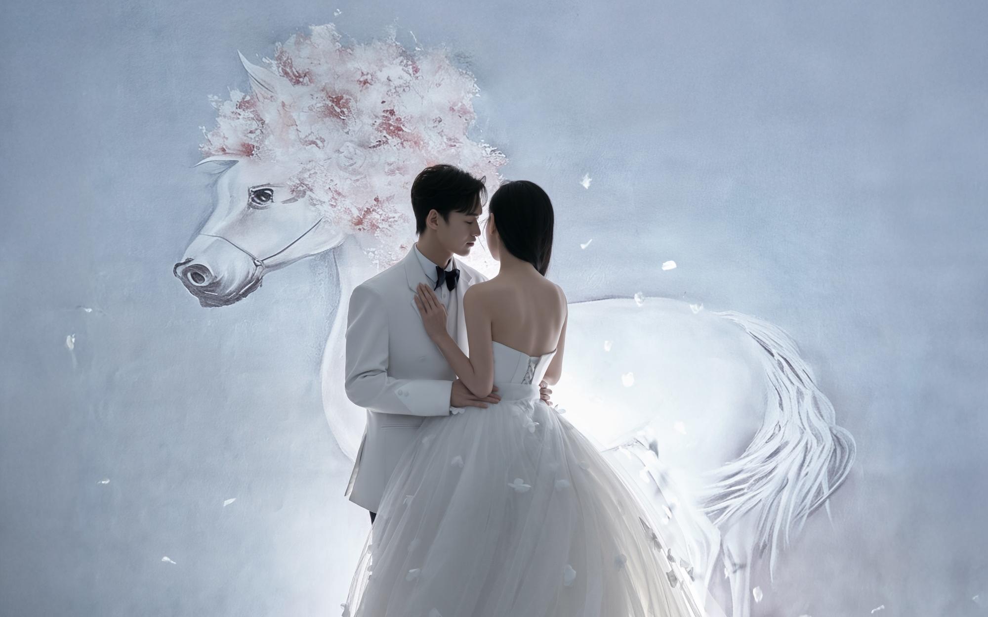沒想到！油畫和白馬組合的婚紗照能這么高級(jí)