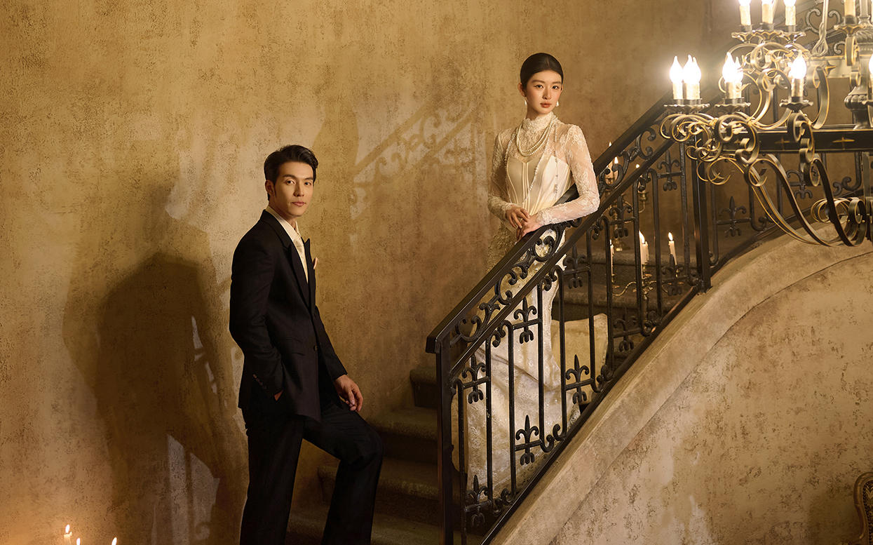 复古旋梯拾级而上 鎏金光影缓缓流淌