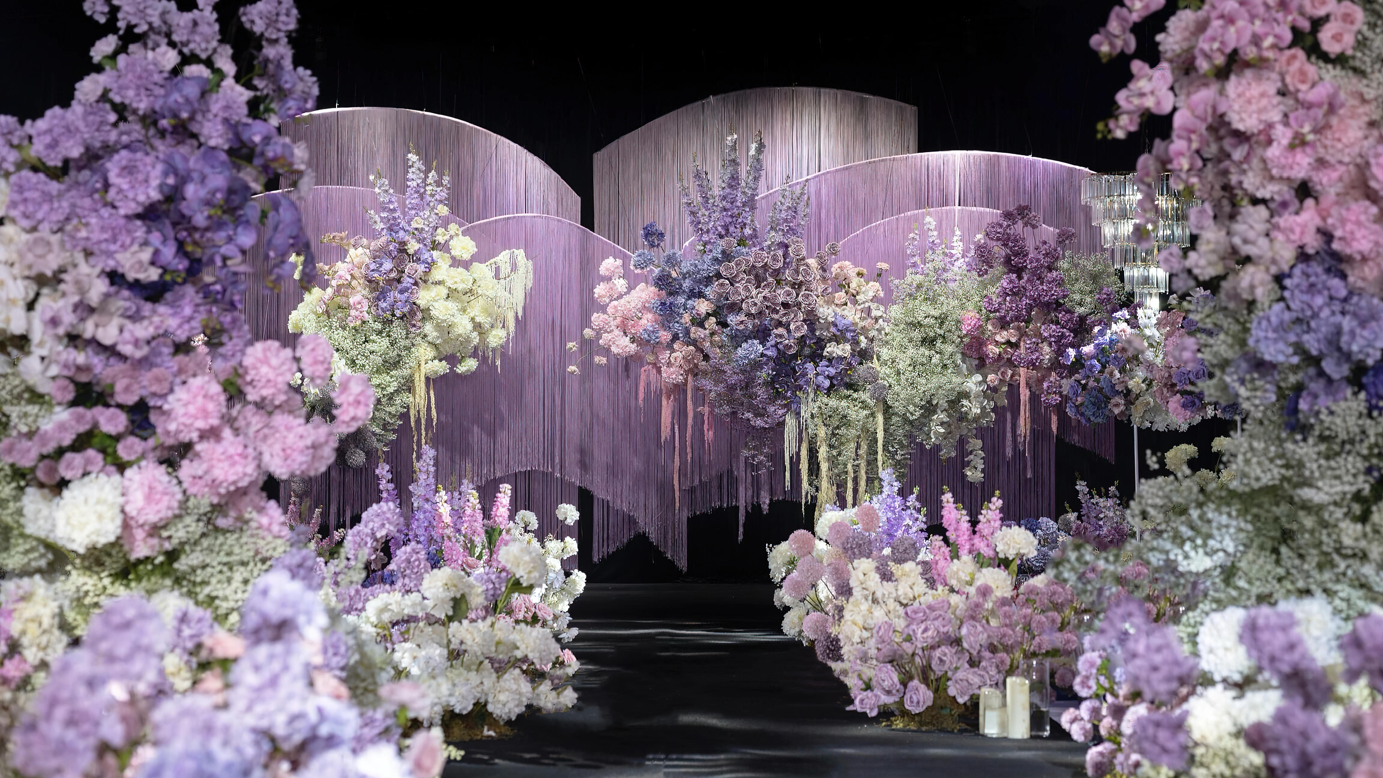 流蘇搖曳間，花藝煥發(fā)生動韻律