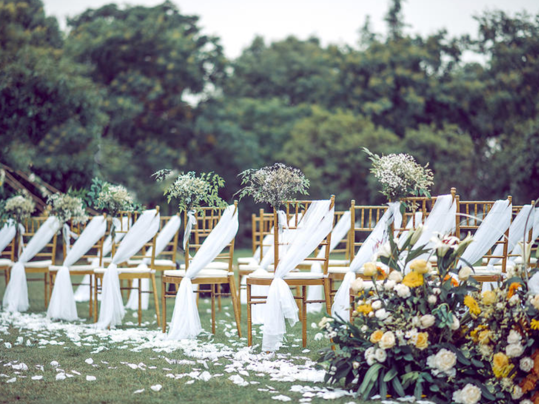 《户外草坪婚礼》可在自家门口办也可选酒店草坪办