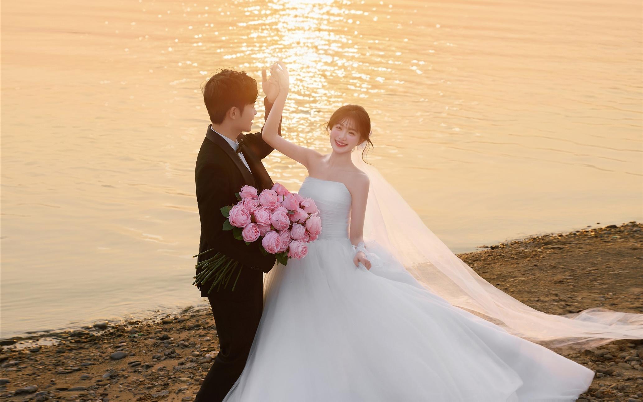 把日落和海都装进婚纱照里｜每一帧都是心动信号