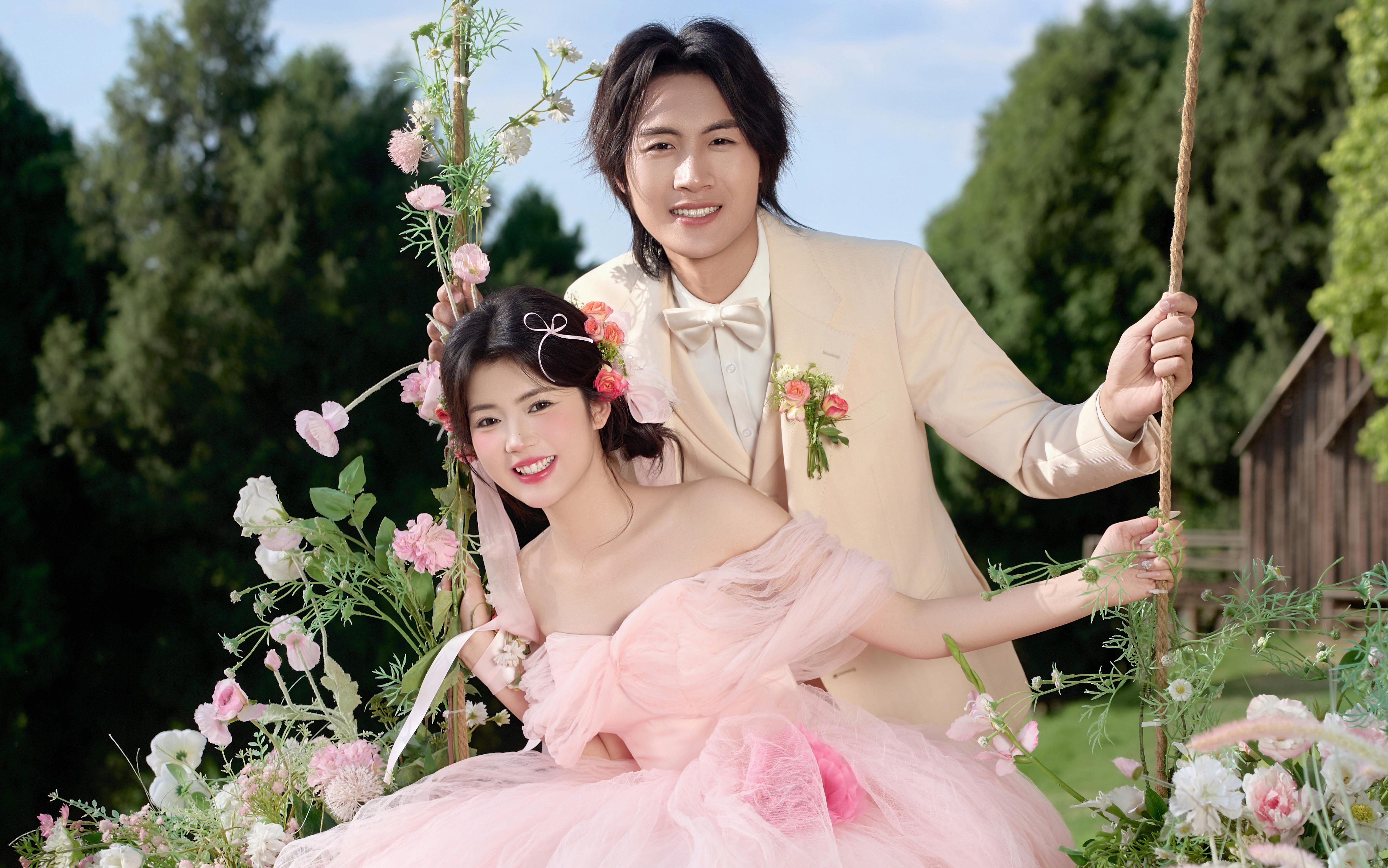 是心动吖~清新又浪漫的秋千花房婚纱照 