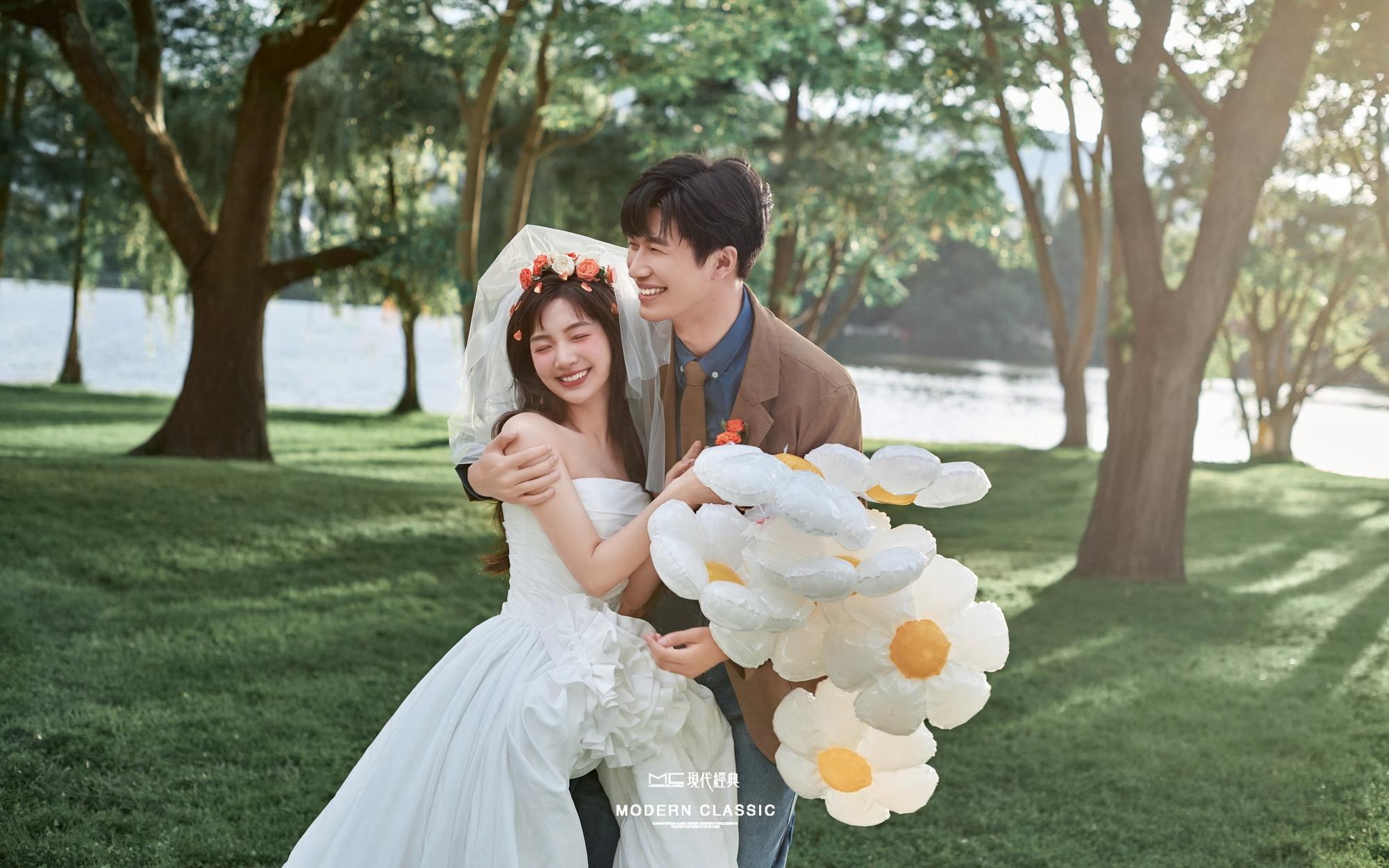 怎么這么會拍！婚紗搭配牛仔褲秒變時尚崽
