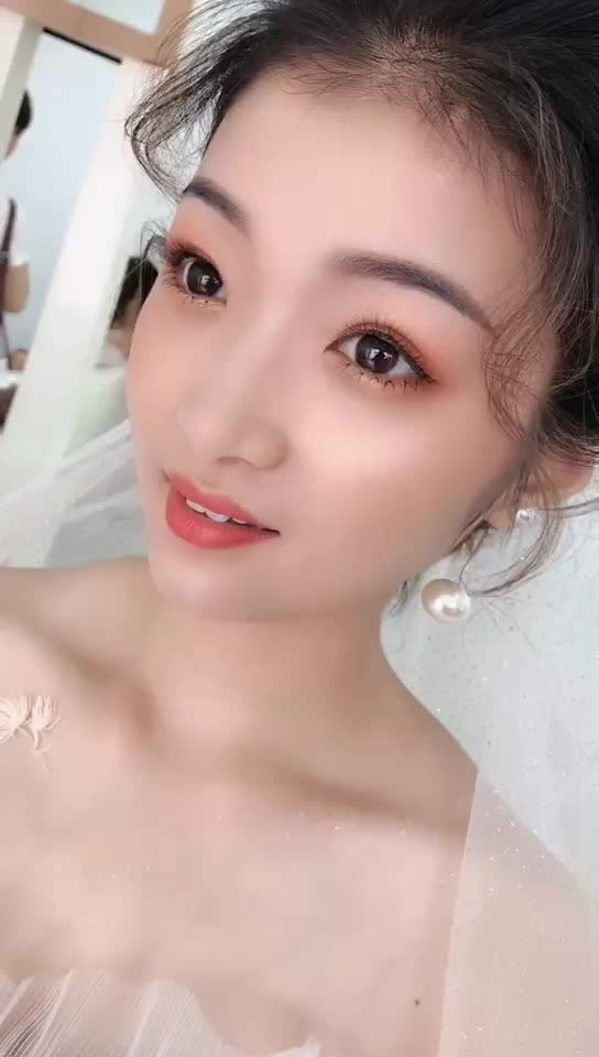 限时特价999：新娘早妆，齐地婚纱+敬酒礼服