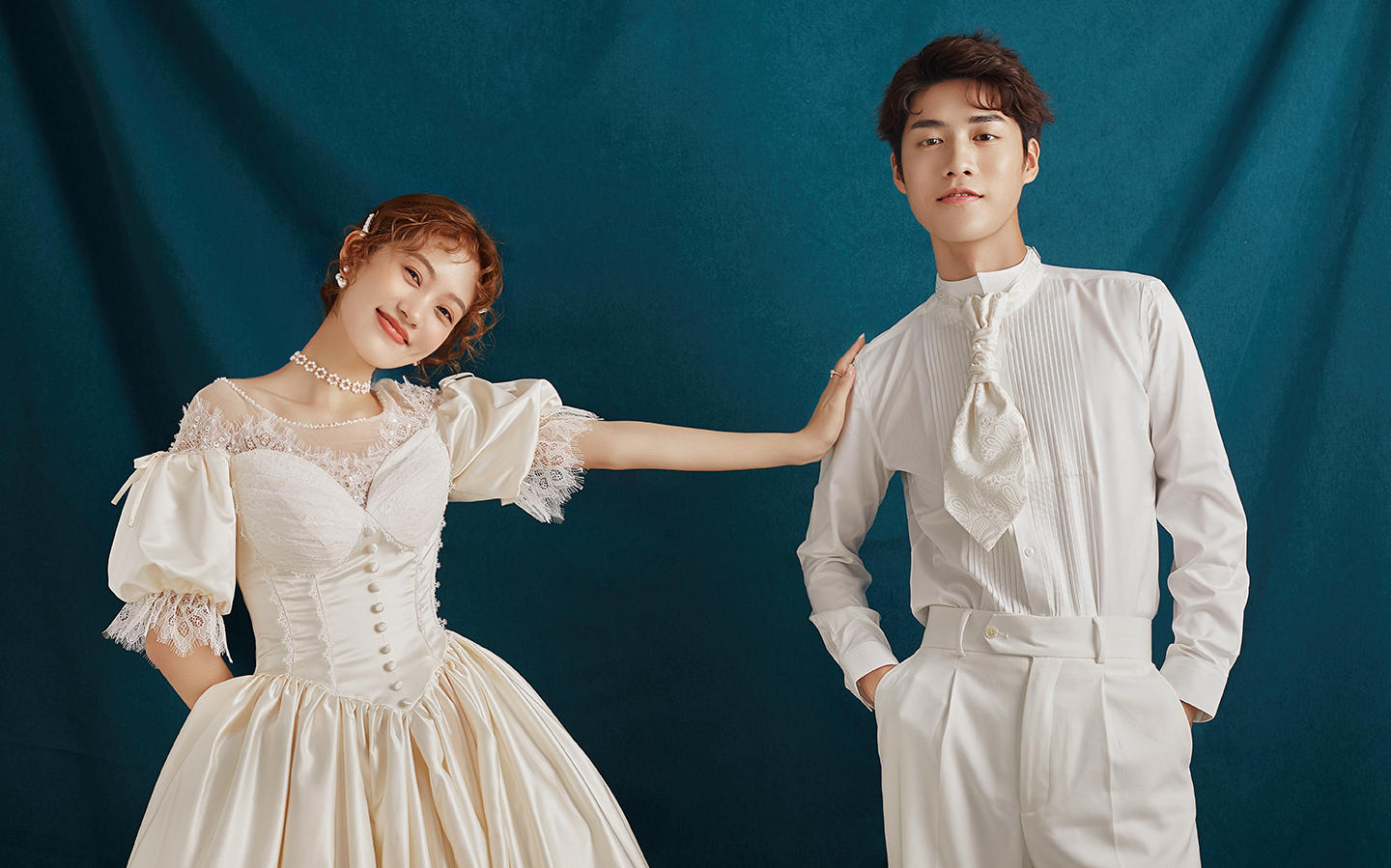 简单又不失甜蜜的室内少女婚纱照