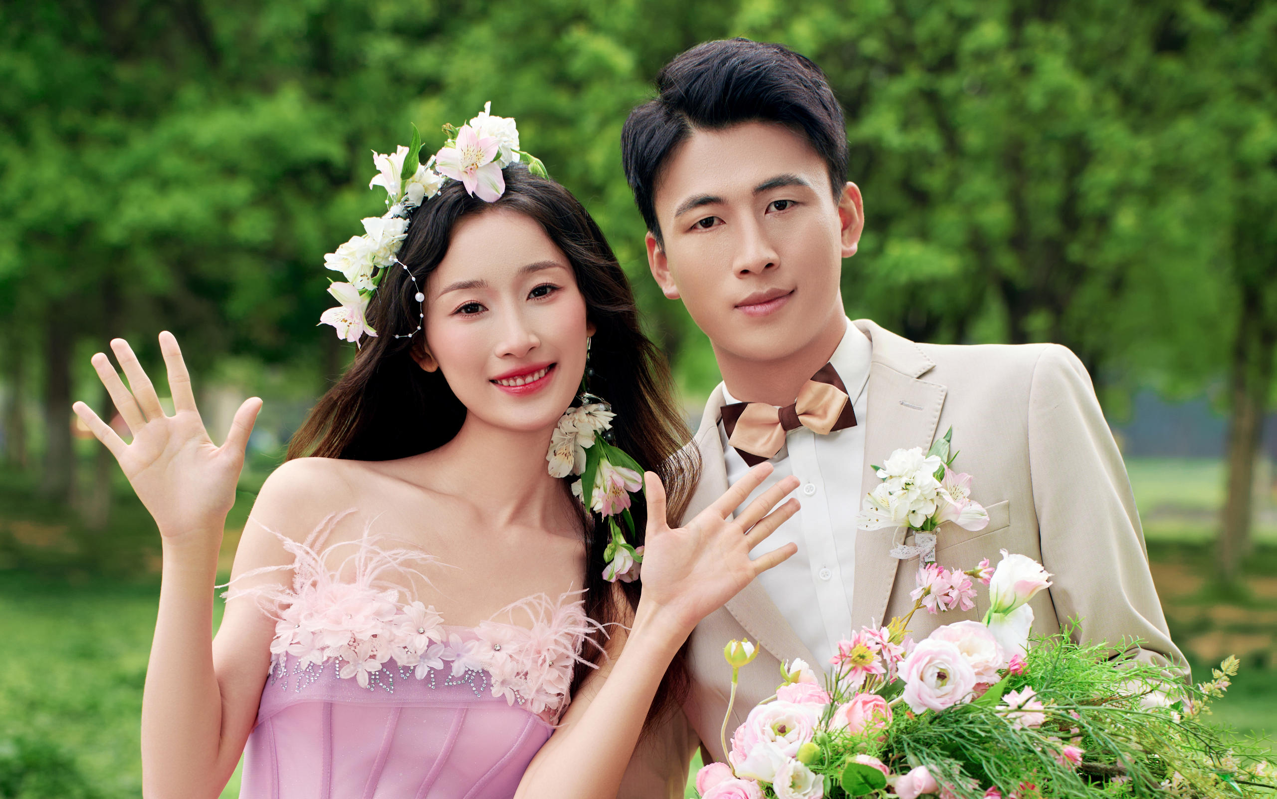 草坪婚纱照怎么少得了粉色婚纱