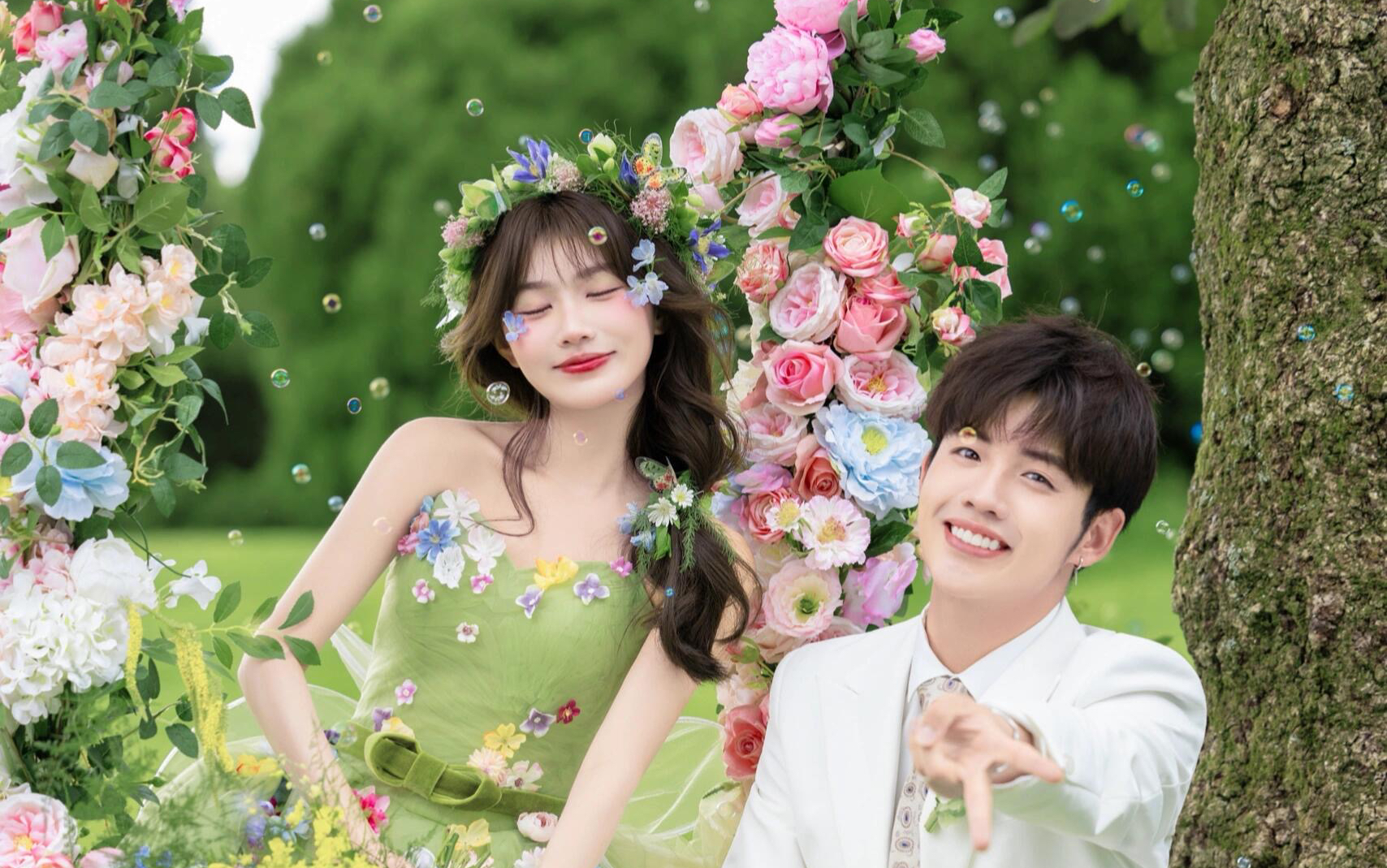 綠色婚紗森系草坪婚紗照