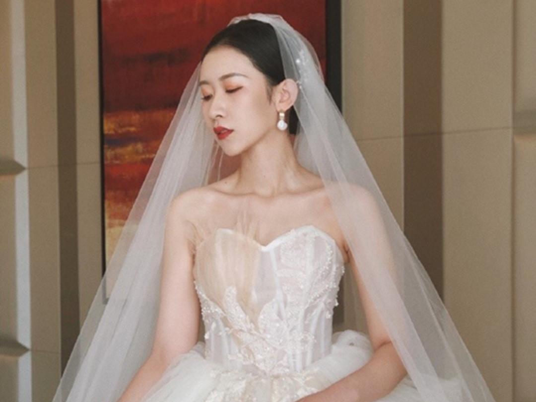 【超值体验】大牌经典婚纱3件套送4件伴娘服