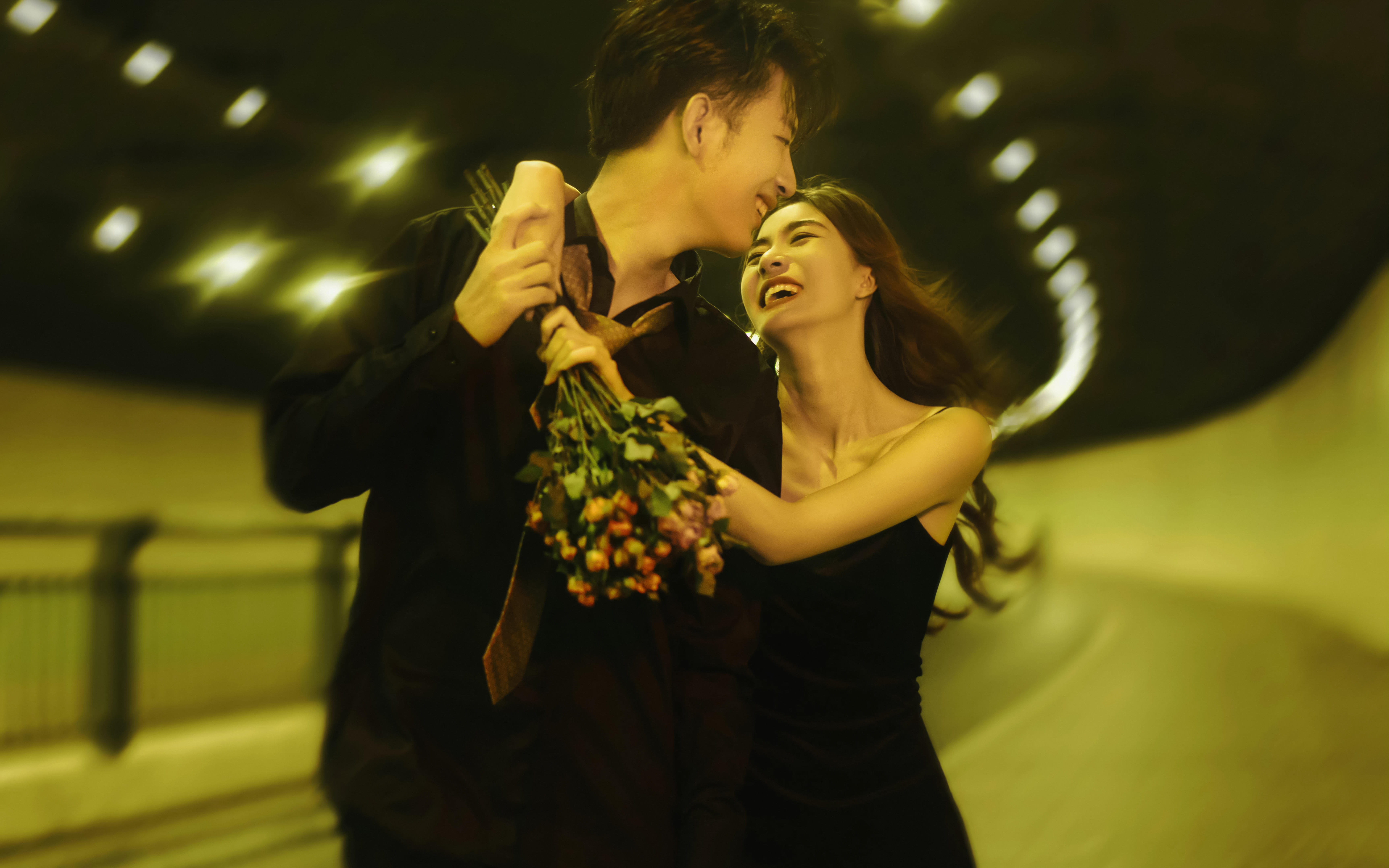 【施华洛摄影】隧道港风婚纱照自带王家卫电影感