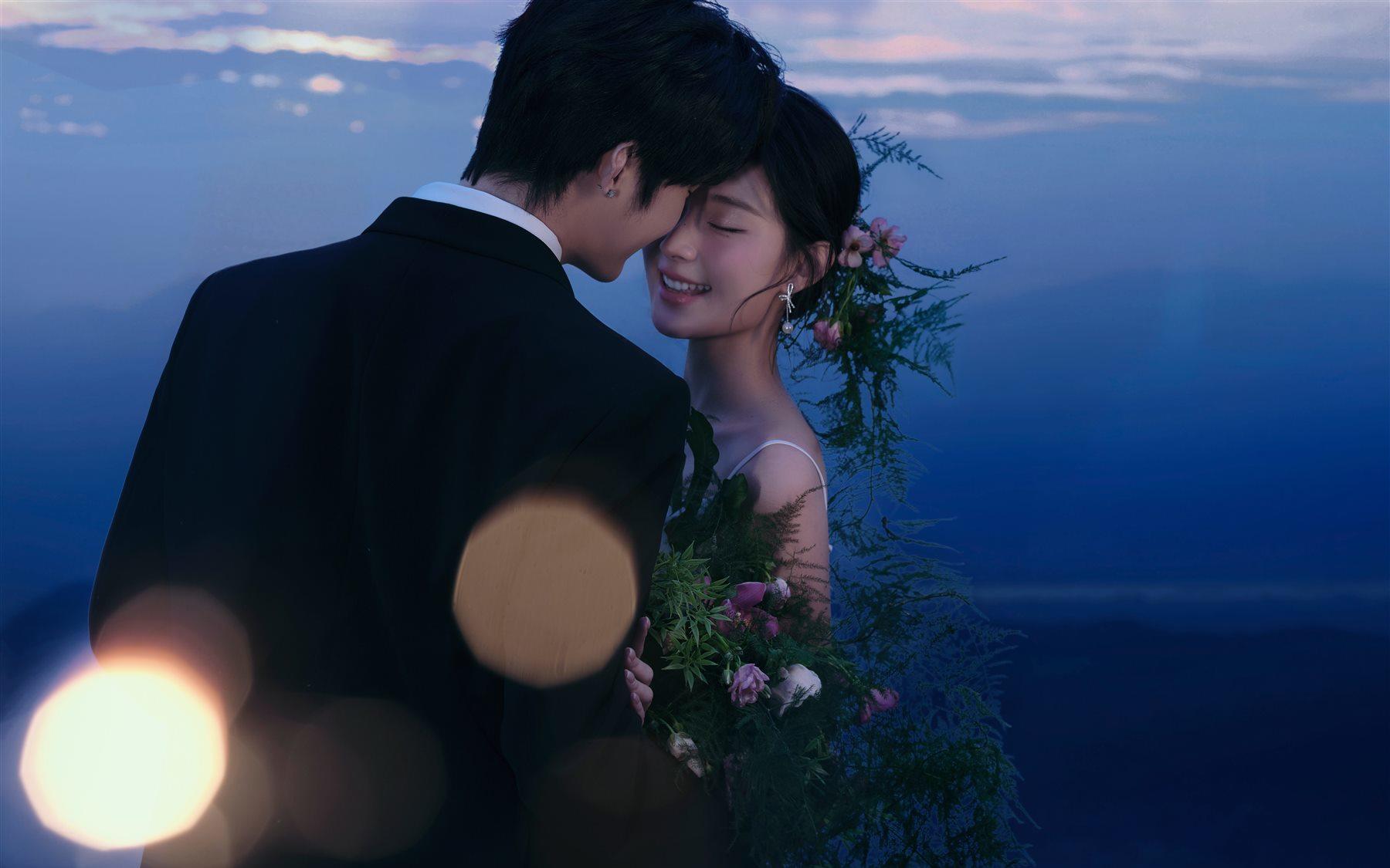 浪漫的海边夜景婚纱照