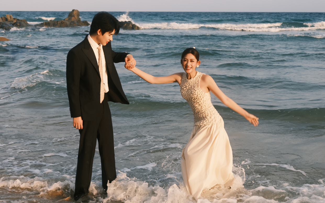 海邊的完美出場方式，是穿婚紗