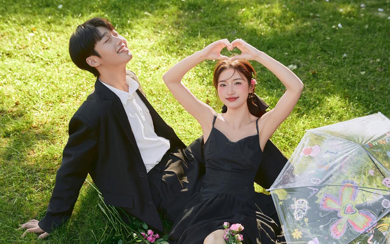 松弛感自由感是我想要的黑纱草坪婚纱照