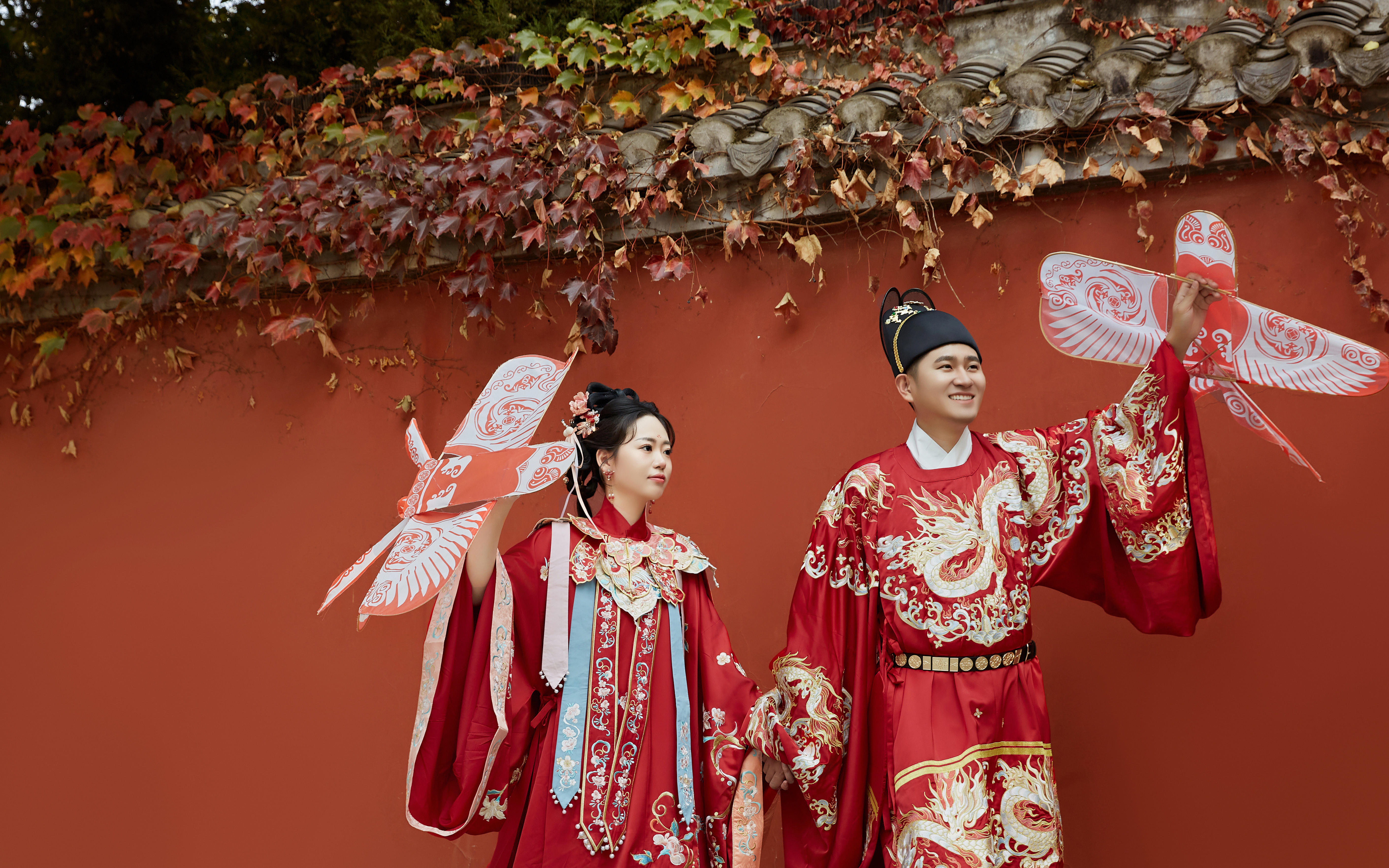 【施華洛攝影】喜慶俏皮的紅墻桃花旭漢服婚紗照