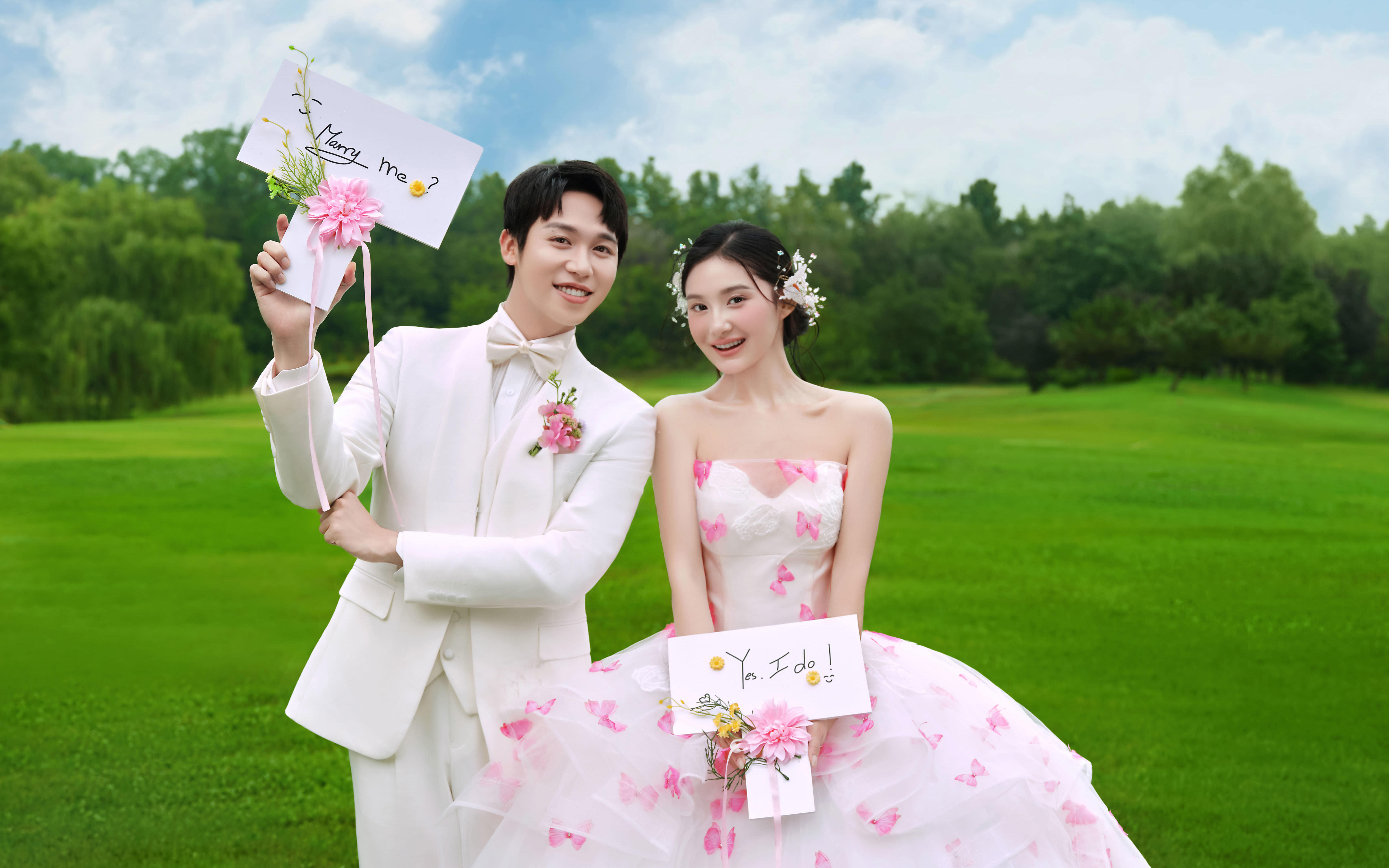 蓝天绿地间，我们的粉恋婚照美成画