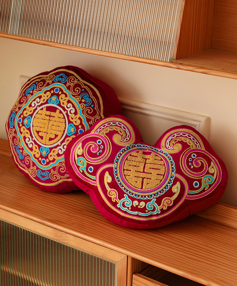 1对刺绣抱枕压床娃娃（送编织袋）