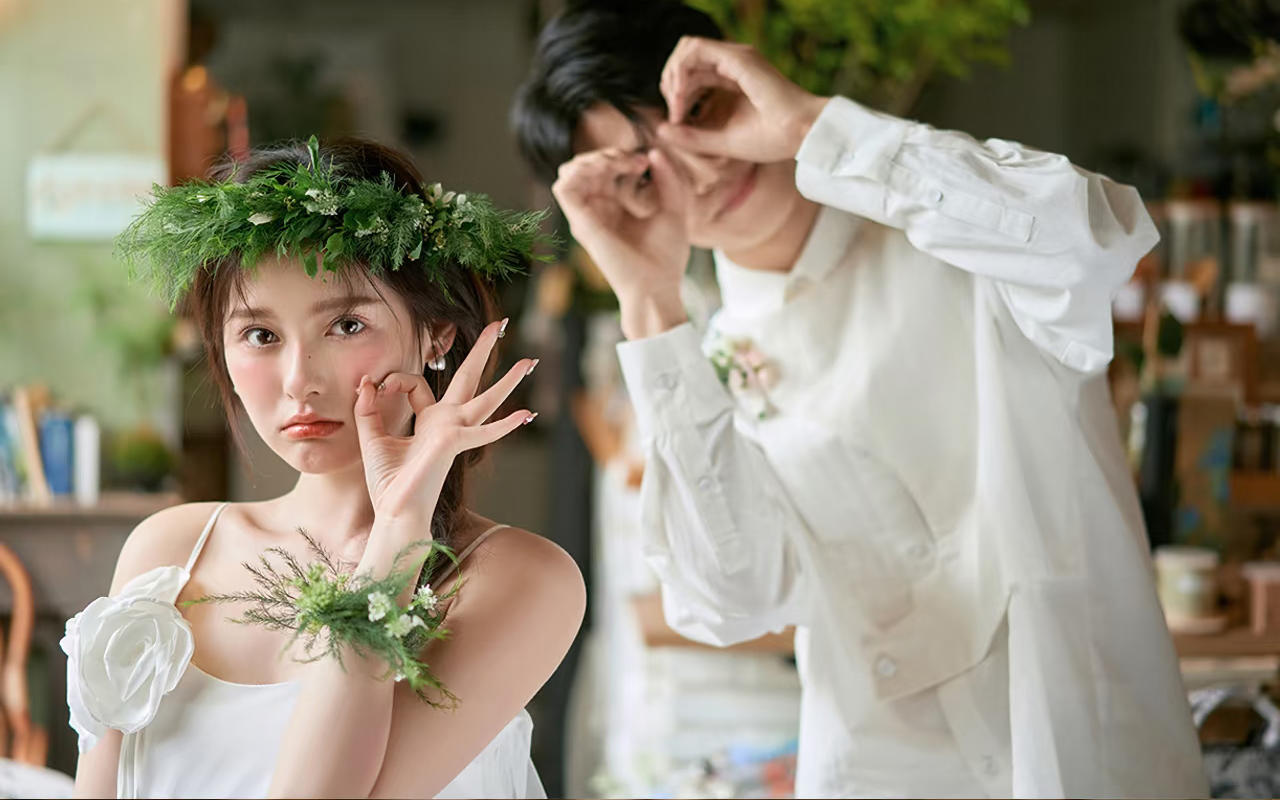 谁能拒绝这样的花房咖啡厅小清新婚纱照呀
