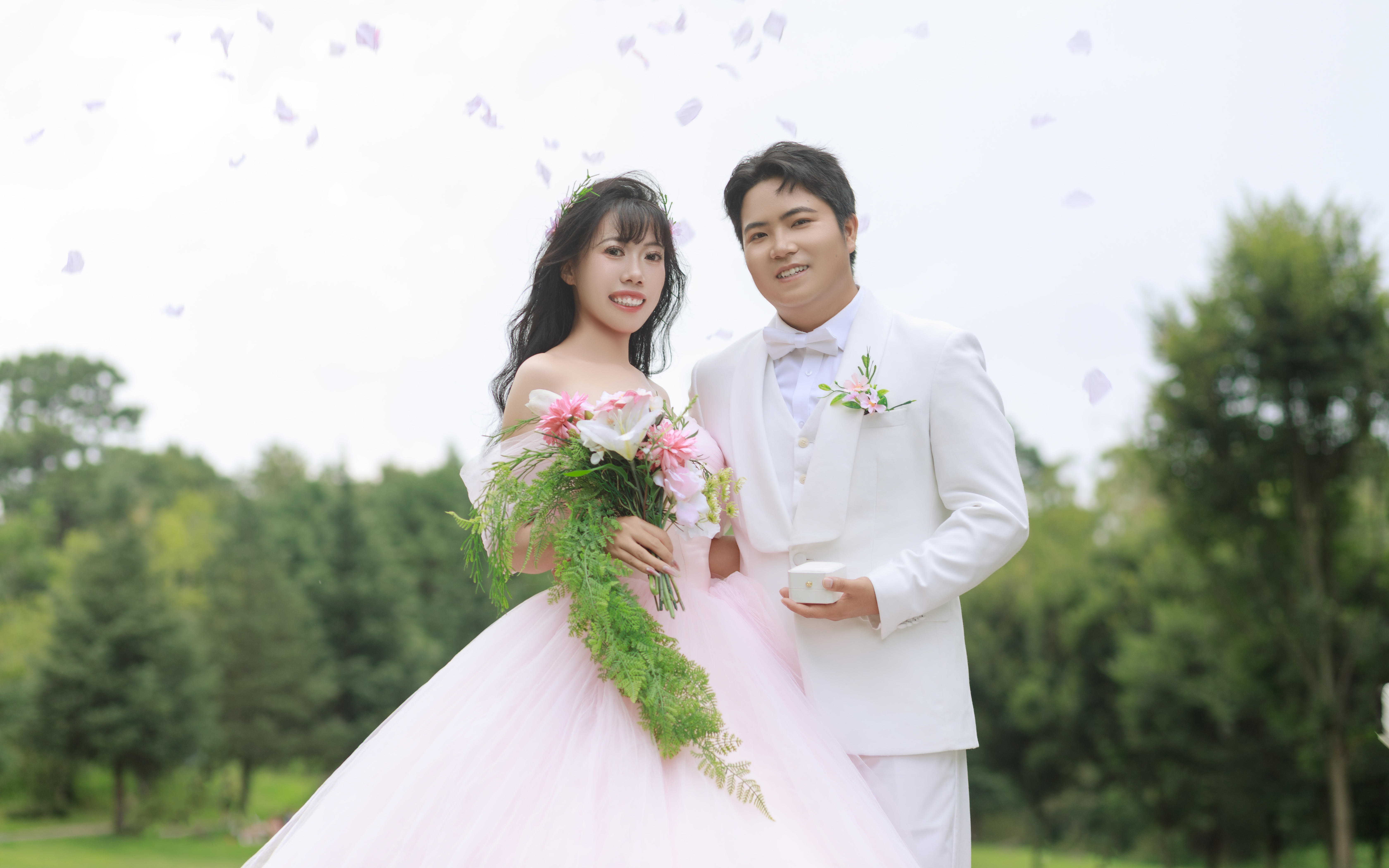 浪漫温柔的小清新草坪婚纱照