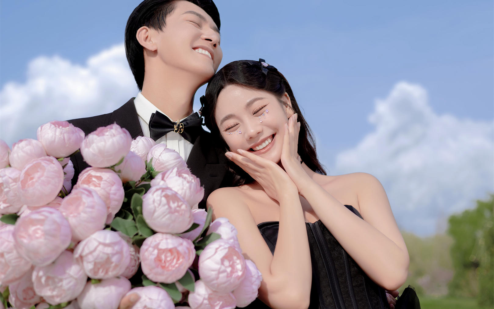 小众黑裙草坪婚纱照