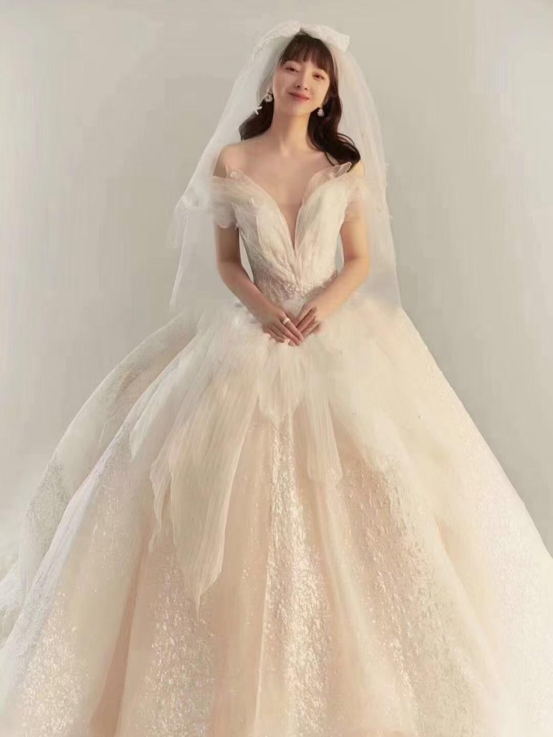 【人气套餐】专业全天跟妆+婚纱礼服免租