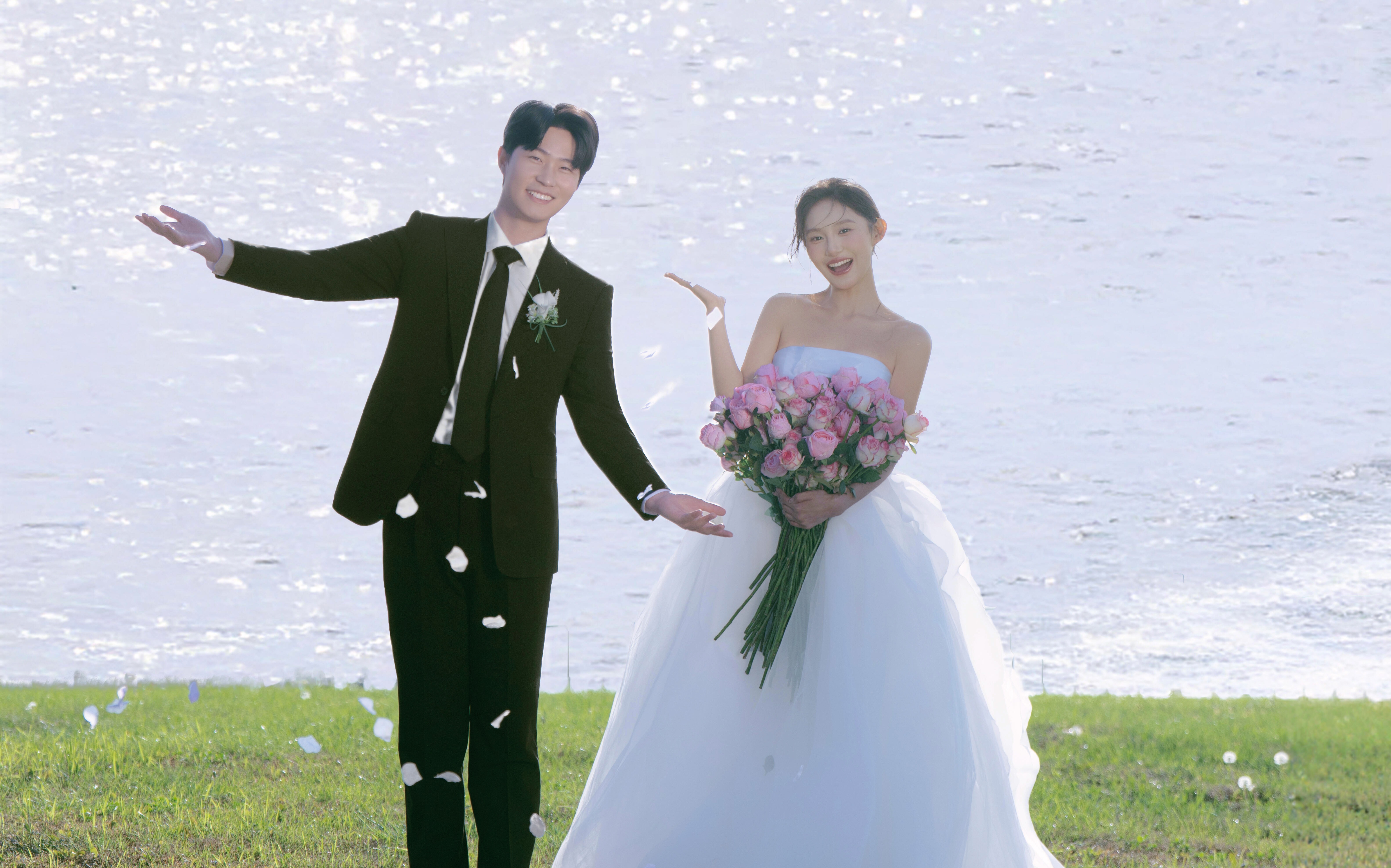 在湖边拍波光粼粼的轻婚纱💍碎成一片片闪烁的光斑