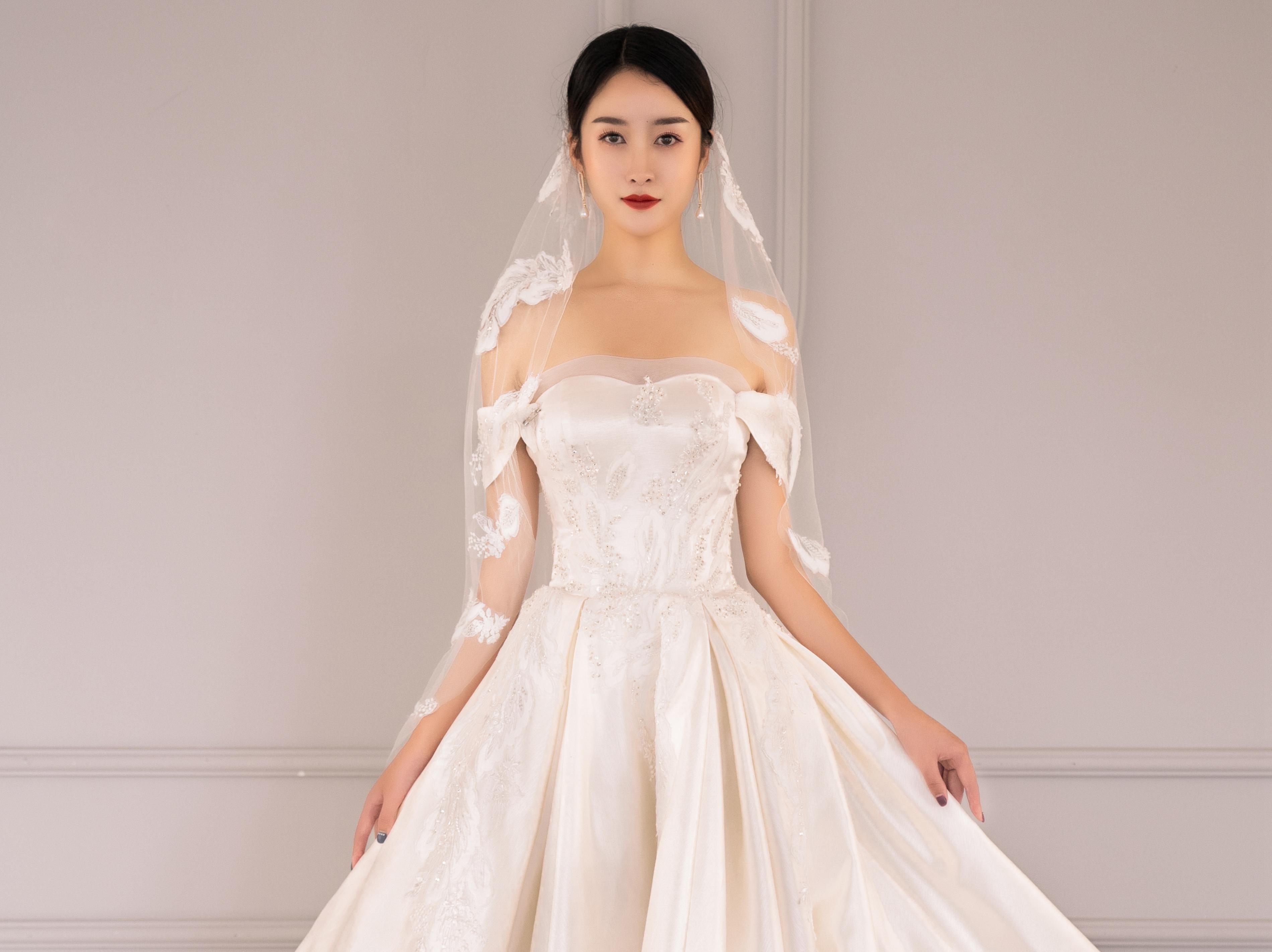 【人气爆款】品牌婚纱四件套租赁套套系