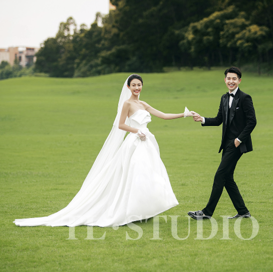 唯美大气风格婚纱照草坪婚纱照