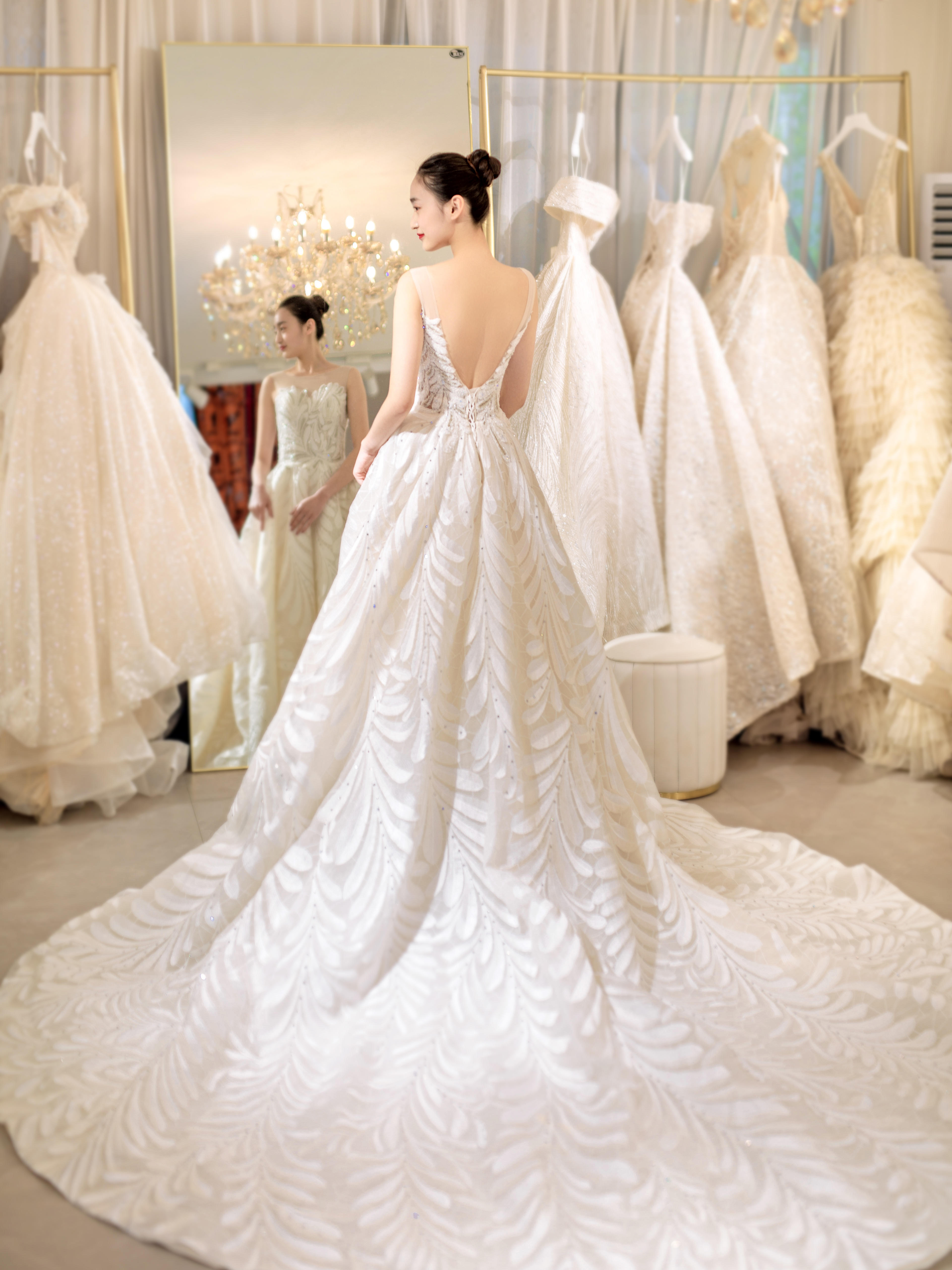 【豪华套餐 】私人定制婚纱+秀禾+礼服