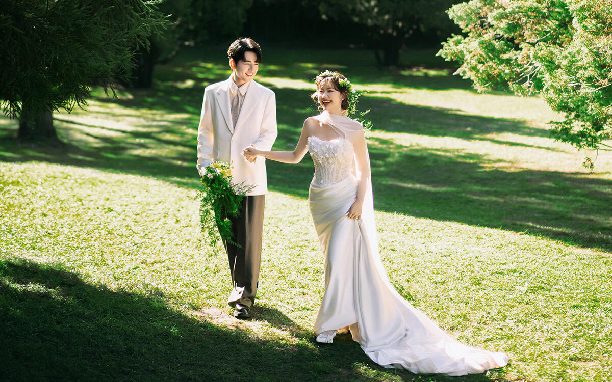 森系草坪婚纱照~阳光和爱都穿在身上的松弛感