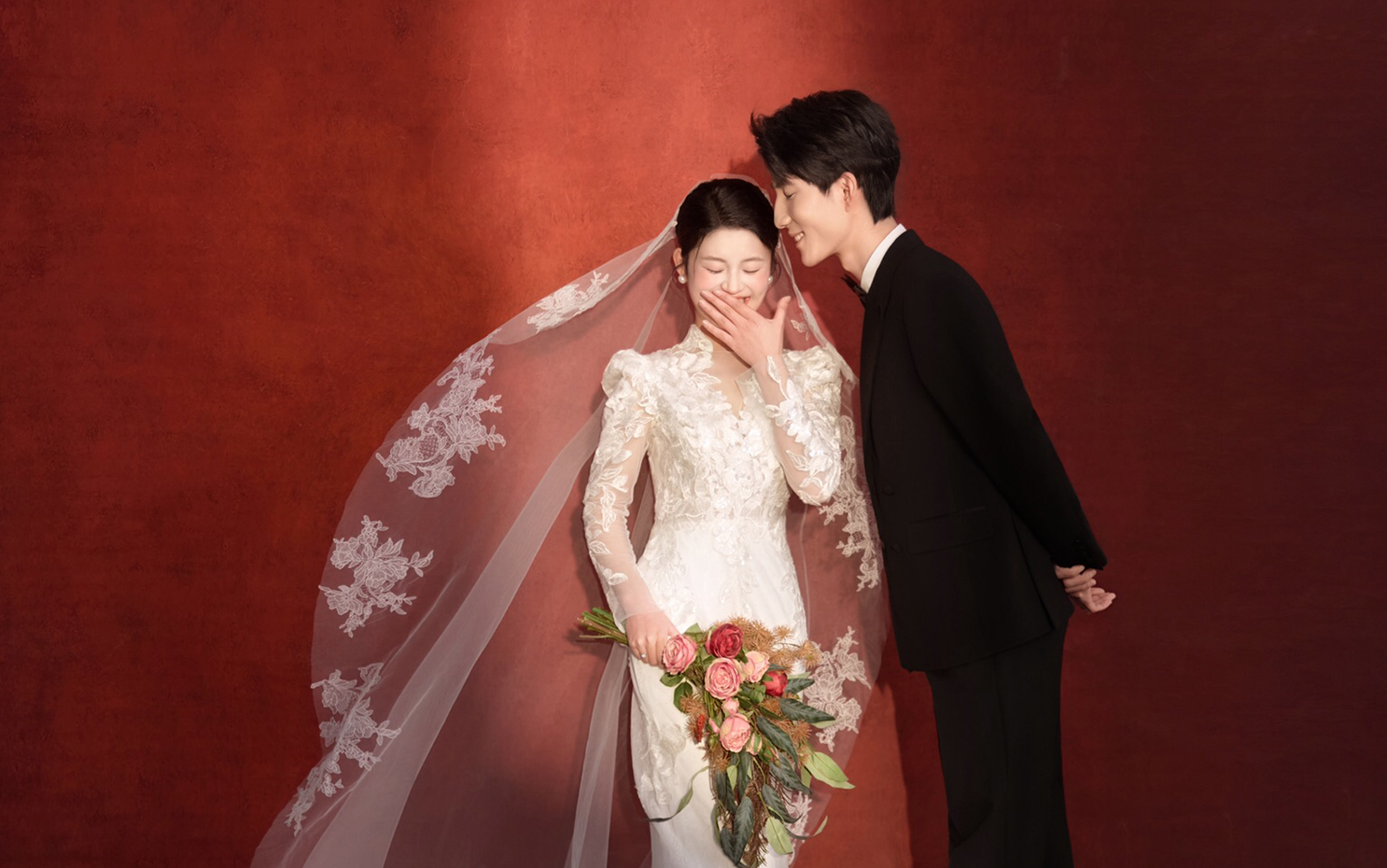 <客片分享>法式红墙复古油画风轻纱婚纱照