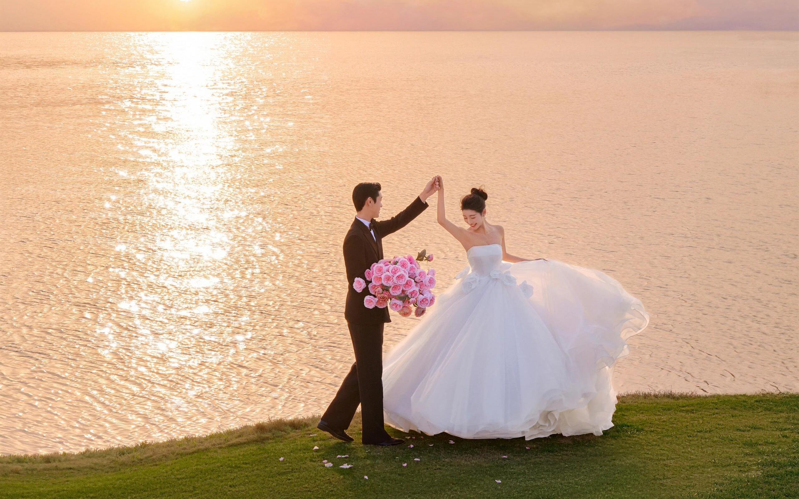 "夕阳湖畔，婚纱誓言，美到心颤！👰✨"