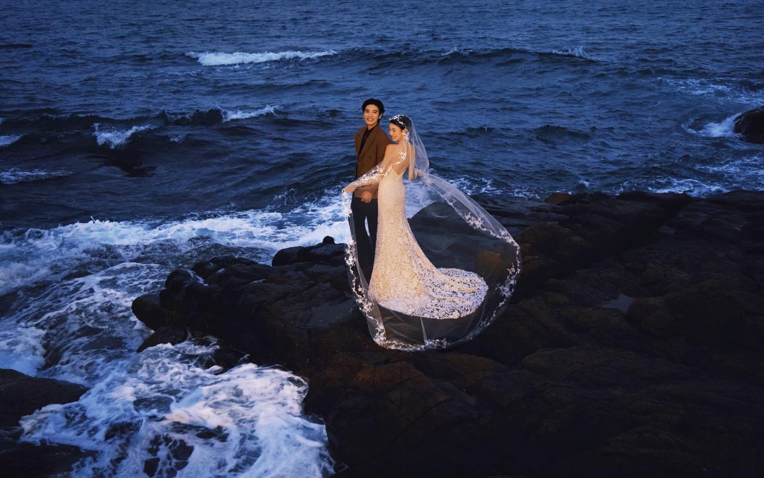 藍(lán)調(diào)時(shí)刻下的海景婚紗照誰懂啊??