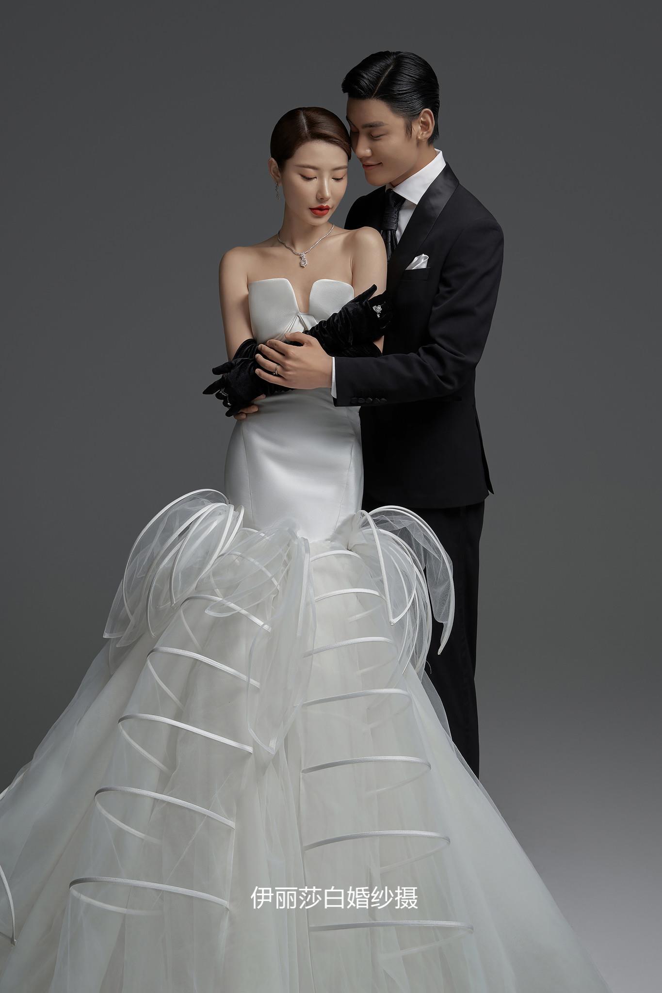 4699套餐送：跟妆+新娘4套+伴娘服+伴郎服 