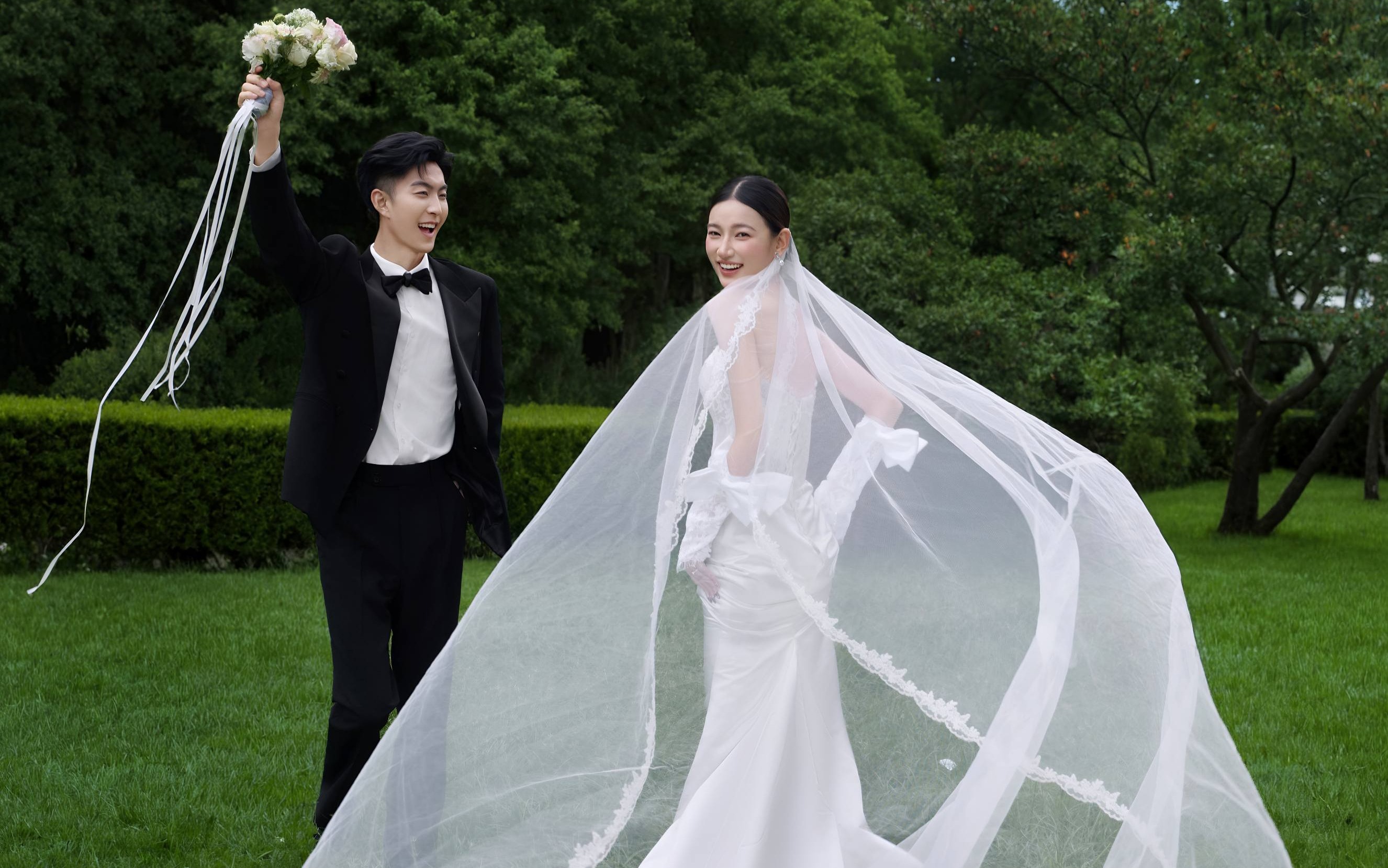 【法式印象】拒绝僵硬摆拍！草坪婚纱照就要这样开怀