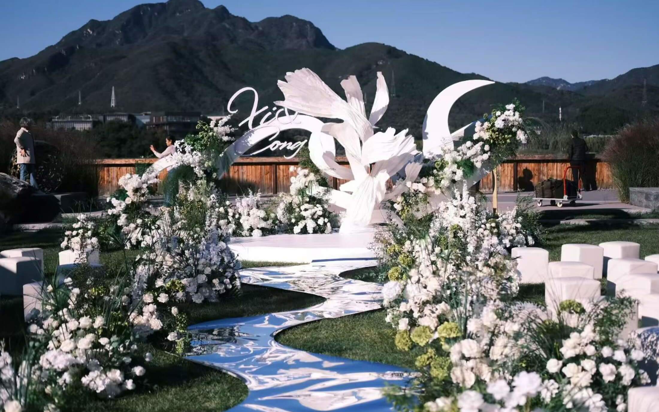  白色纸艺造型小众户外婚礼