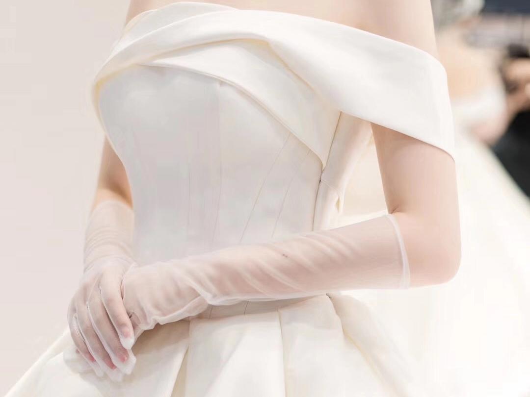 【限时特惠】婚纱三件套+高级化妆师2对1跟妆