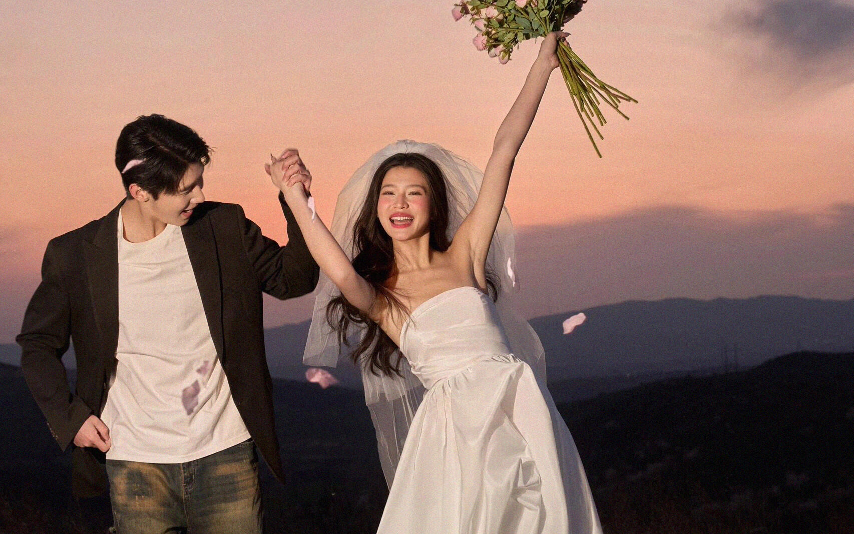 夕陽(yáng)山頂婚紗照的生命力誰(shuí)懂｜紀(jì)實(shí)風(fēng)