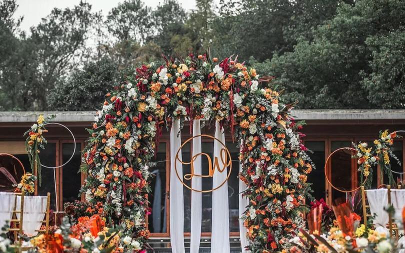 2019年橙黄创意-庭院户外婚礼