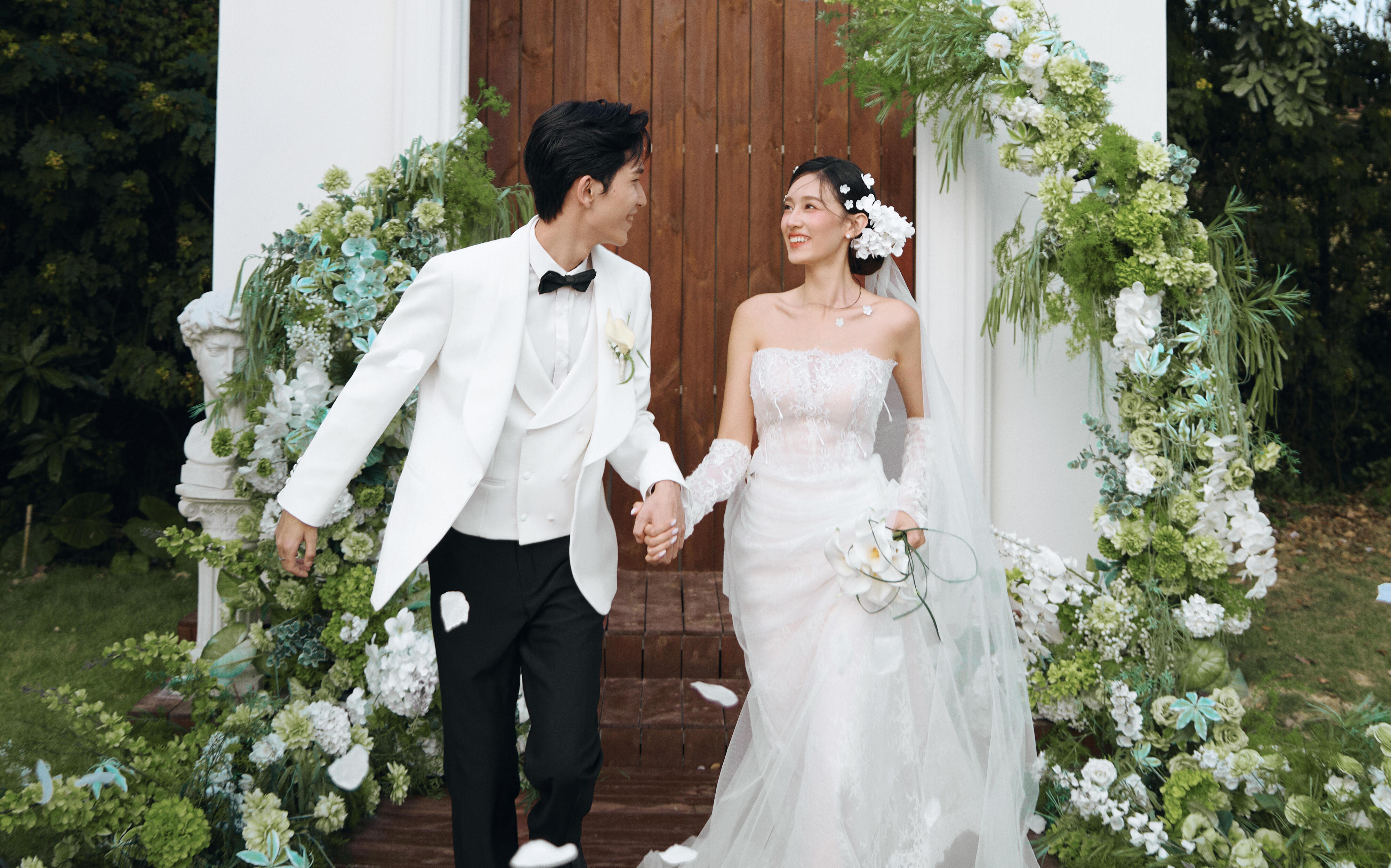 外景超有生命力的婚纱照