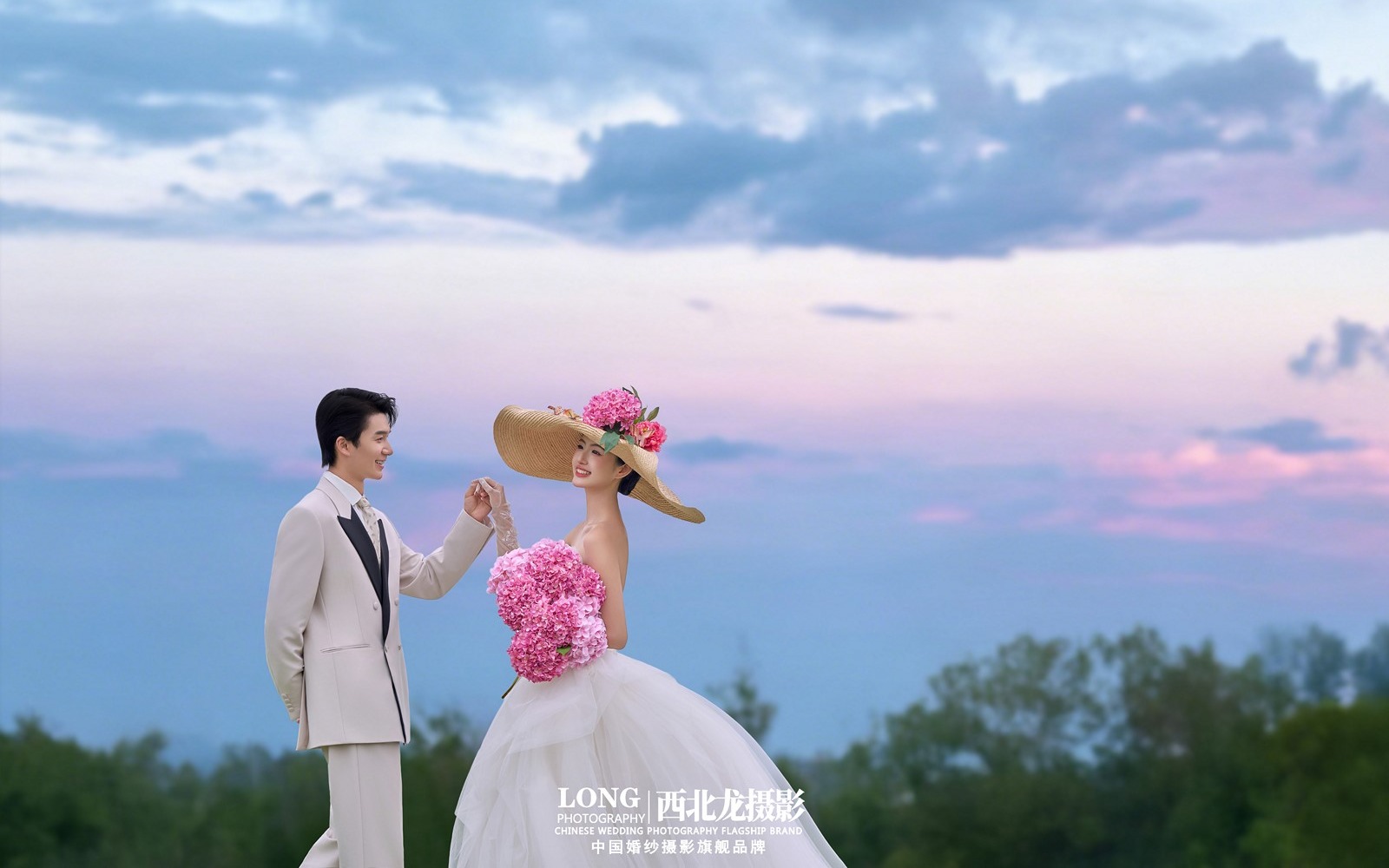 河边草坪夕阳氛围绝了！婚纱照拍出油画感