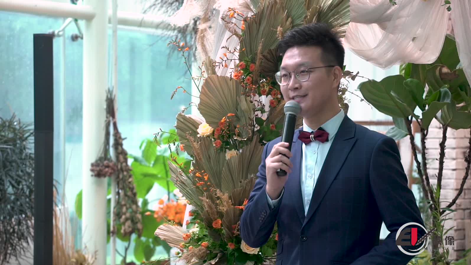 这位婚礼主持的英语说的太地道啦