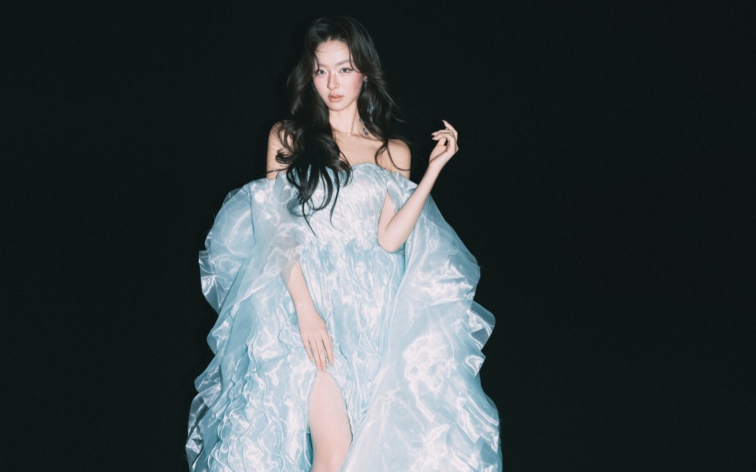 蓝色纱裙织就的海洋诗篇 | 复古小众婚纱照