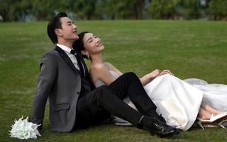 草坪纪实婚纱照是高级自由和浪漫的总和🍃