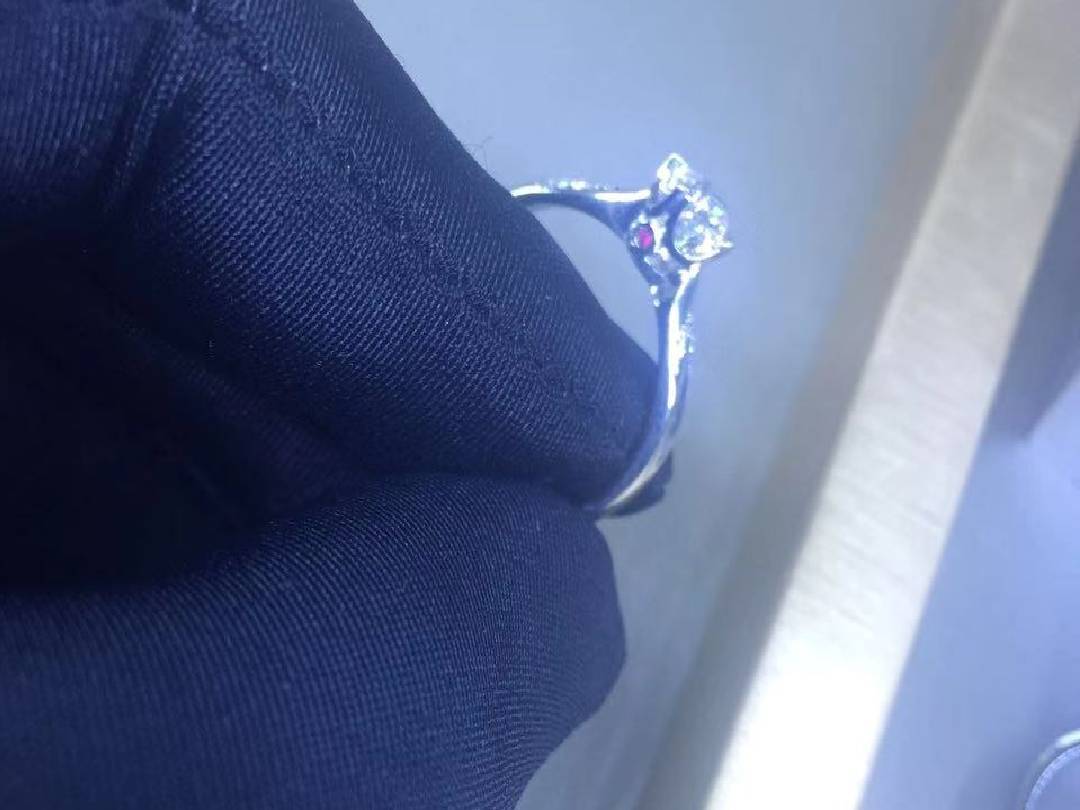 五十分F色钻戒，切工完美。