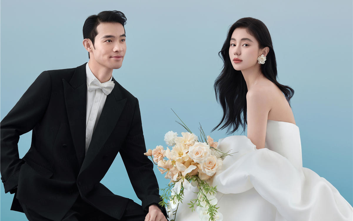 缎面婚纱 + 浅蓝背景，温柔到骨子里💙