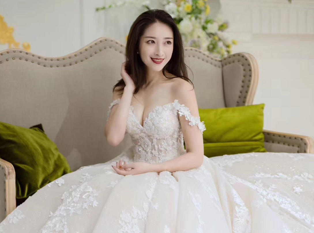 薇拉/总监全天跟妆/主纱+中式+敬酒+伴娘服2件