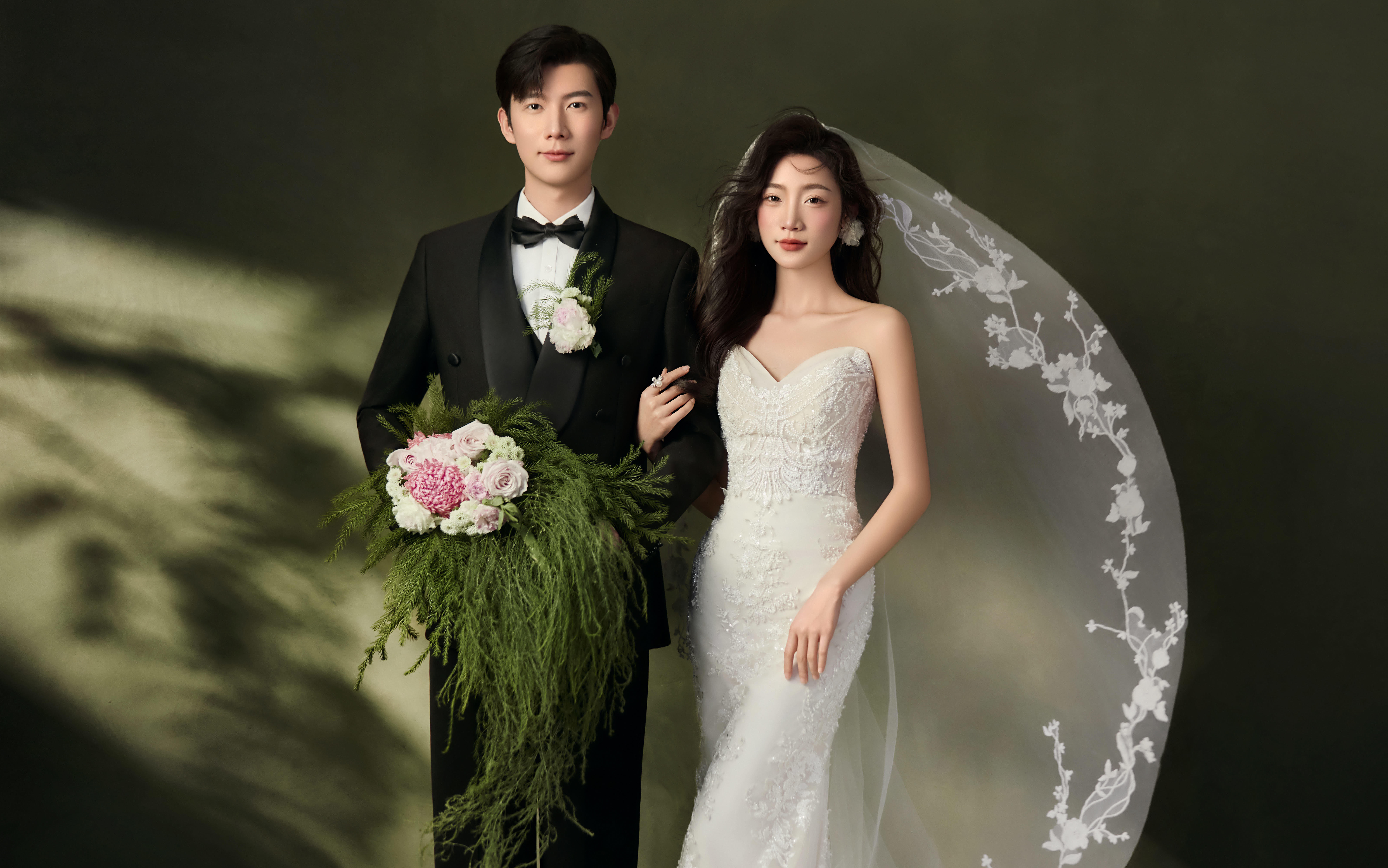 當(dāng)經(jīng)典墨綠邂逅儀式感白紗， 每一幀都是時(shí)光沉淀